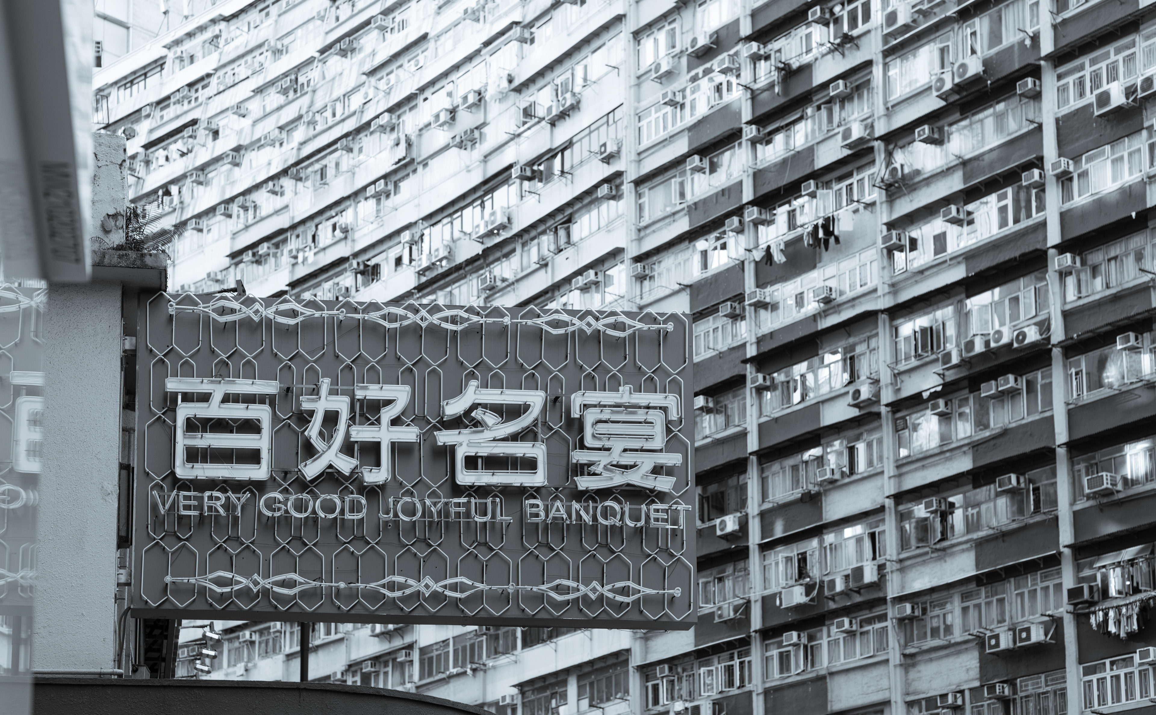 The buildings are not simply flat [LEICA M11, Voigtlander Nokton 75mm f/1.5 Aspherical]