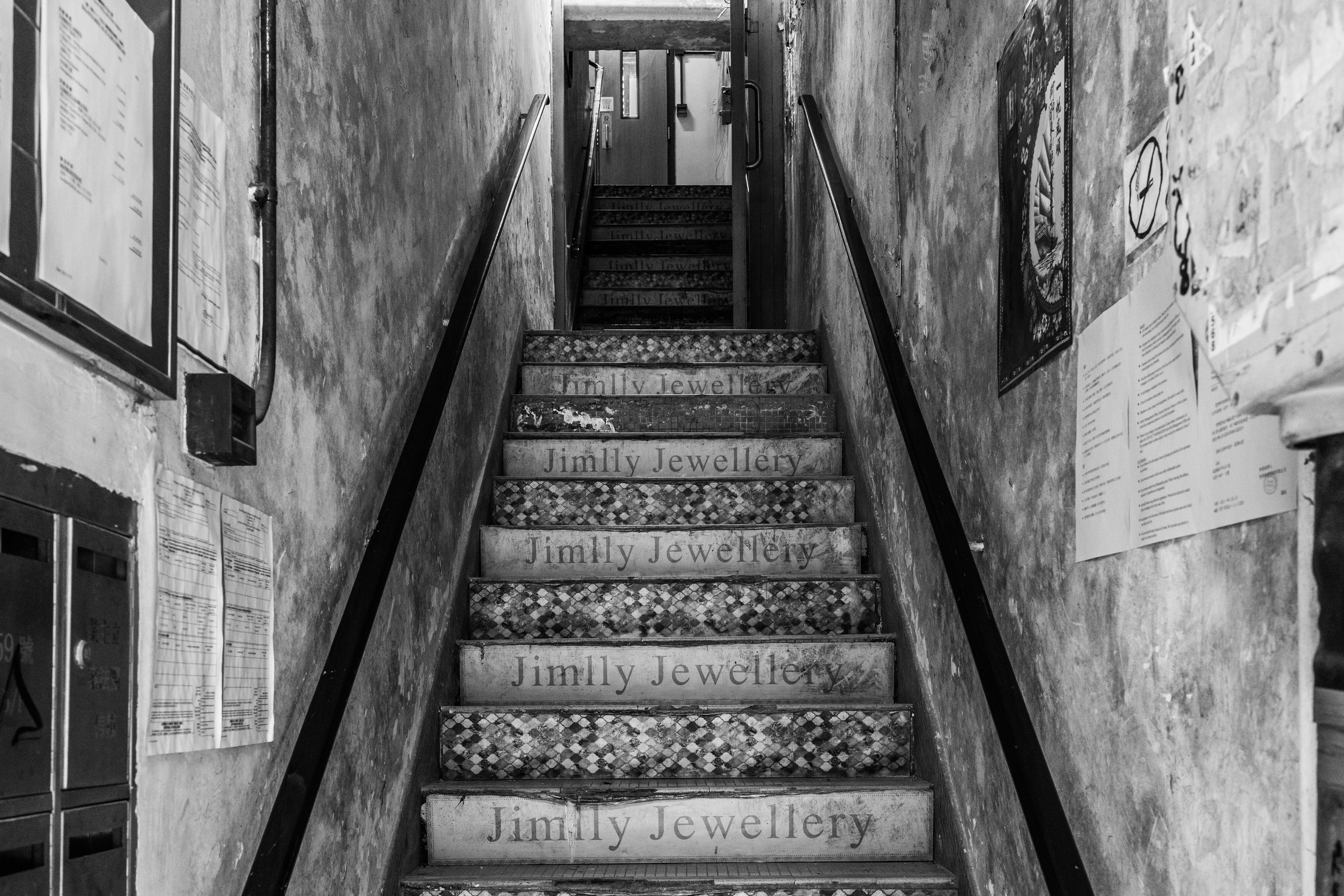 Who will buy jewellery upstairs? [Panasonic LUMIX DC-S5, Sigma 35mm F/2 DG DN | Contemporary 020]