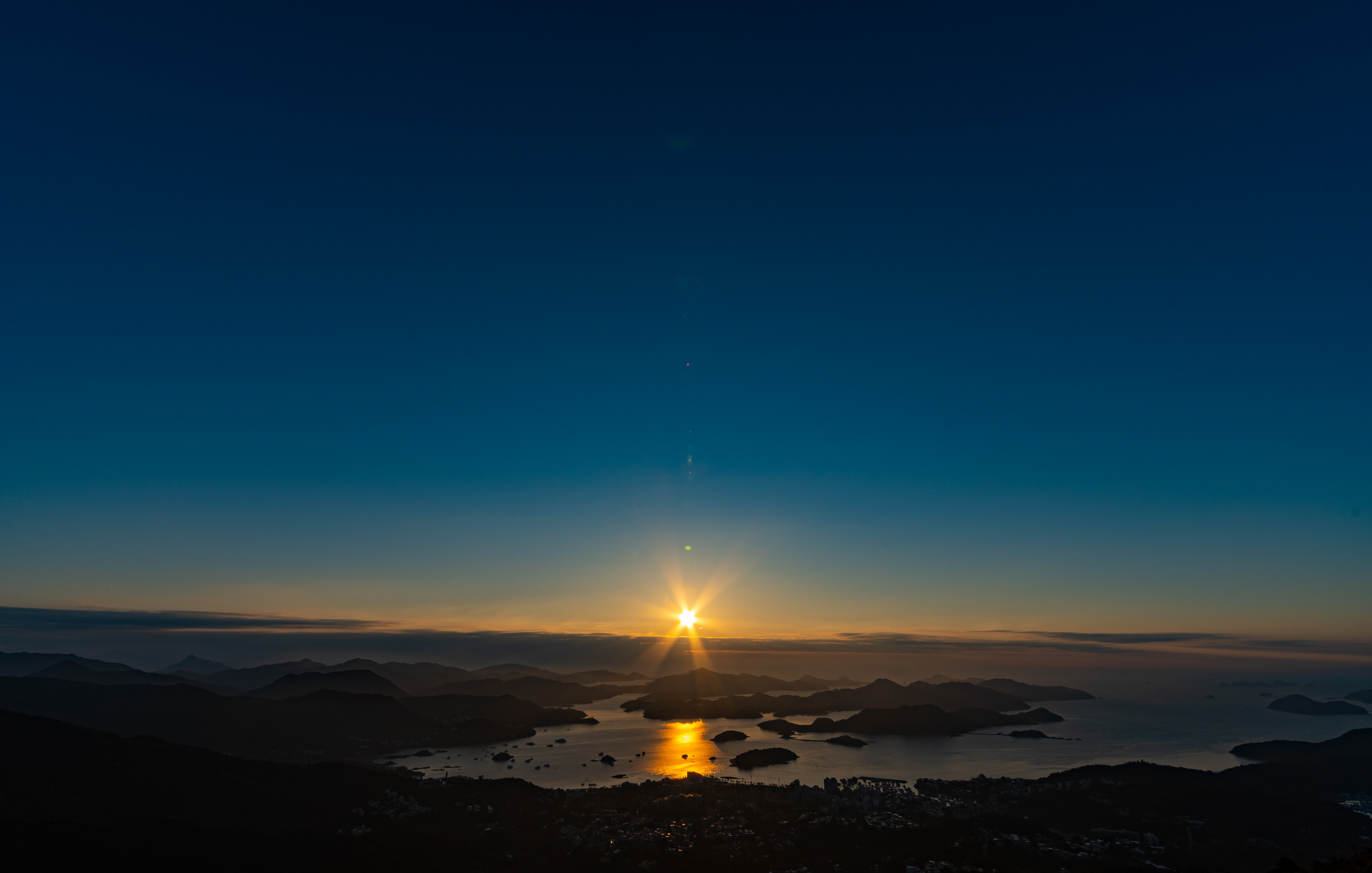 Sunrise at Ngong Ping Viewing Point [Panasonic Lumix DC-S5, Sigma 12-24mm F4.5-5.6 II DG HSM, Sigma MC-21]