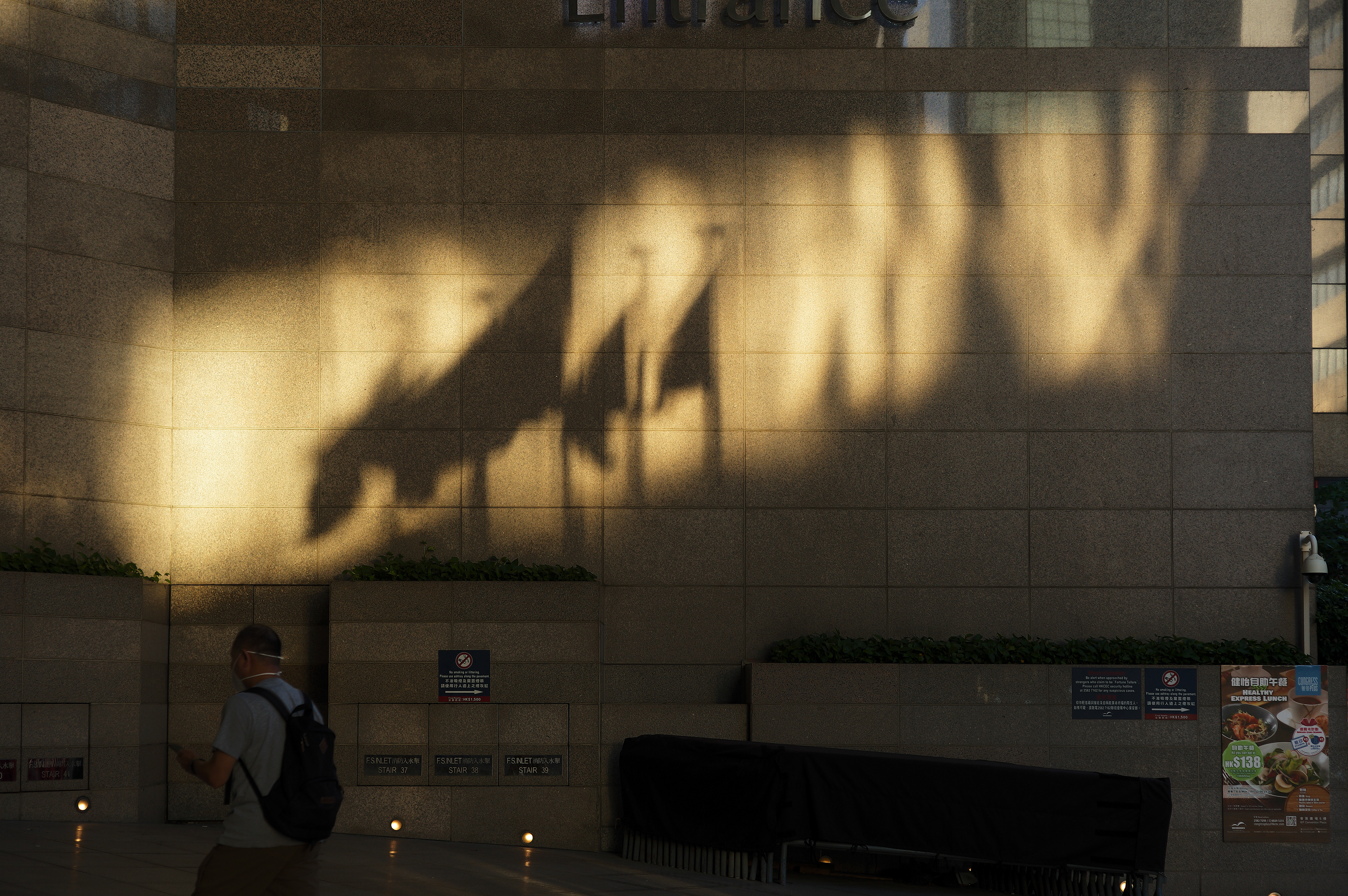 I dislike the red flag, but I do love Hong Kong. [LEICA M11, LEICA SUMMICRON 50mm f/2 Rigid]
