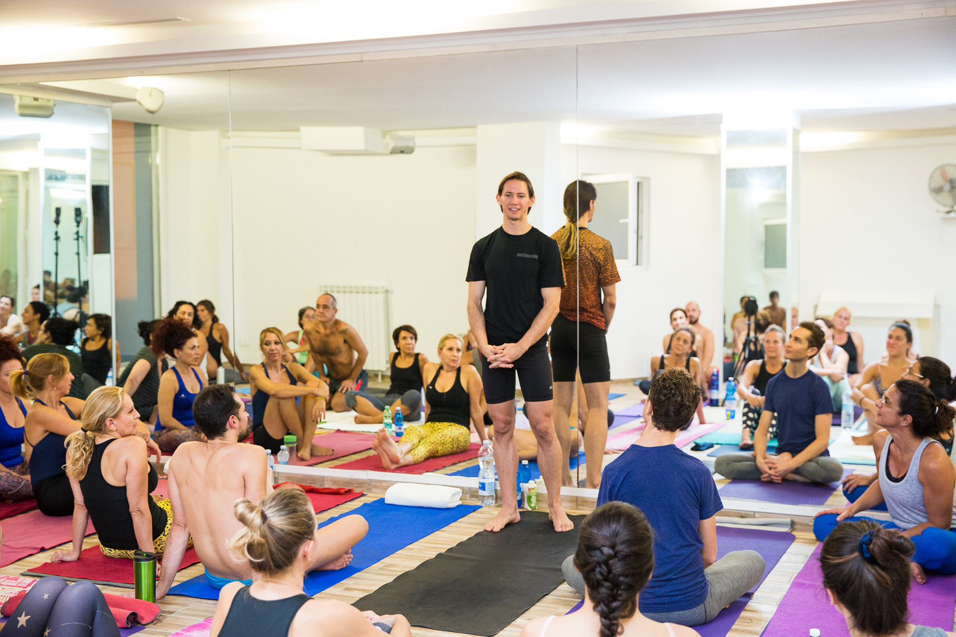 Jared Mccann in lezione a Bikram Yoga Roma