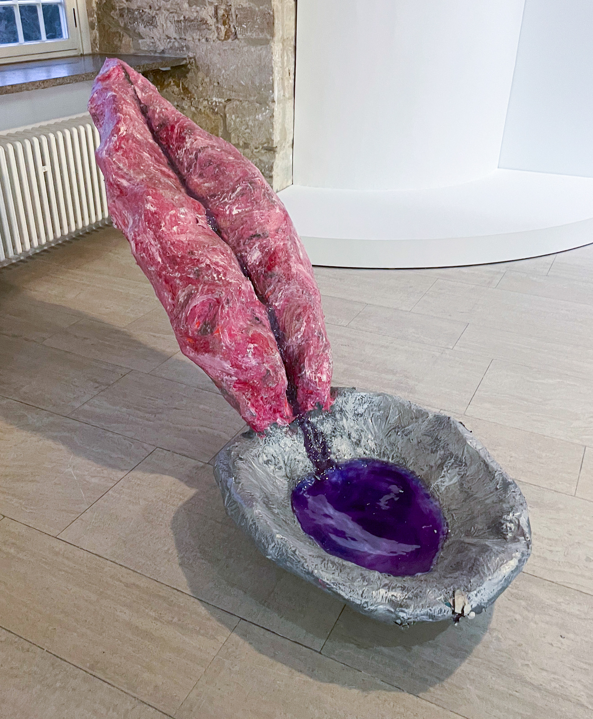 Zungenlöffel, 2023, Holz, Draht, Papiermache, Acrylfarbe, Epoxidharz, 120 × 140 × 80 cm