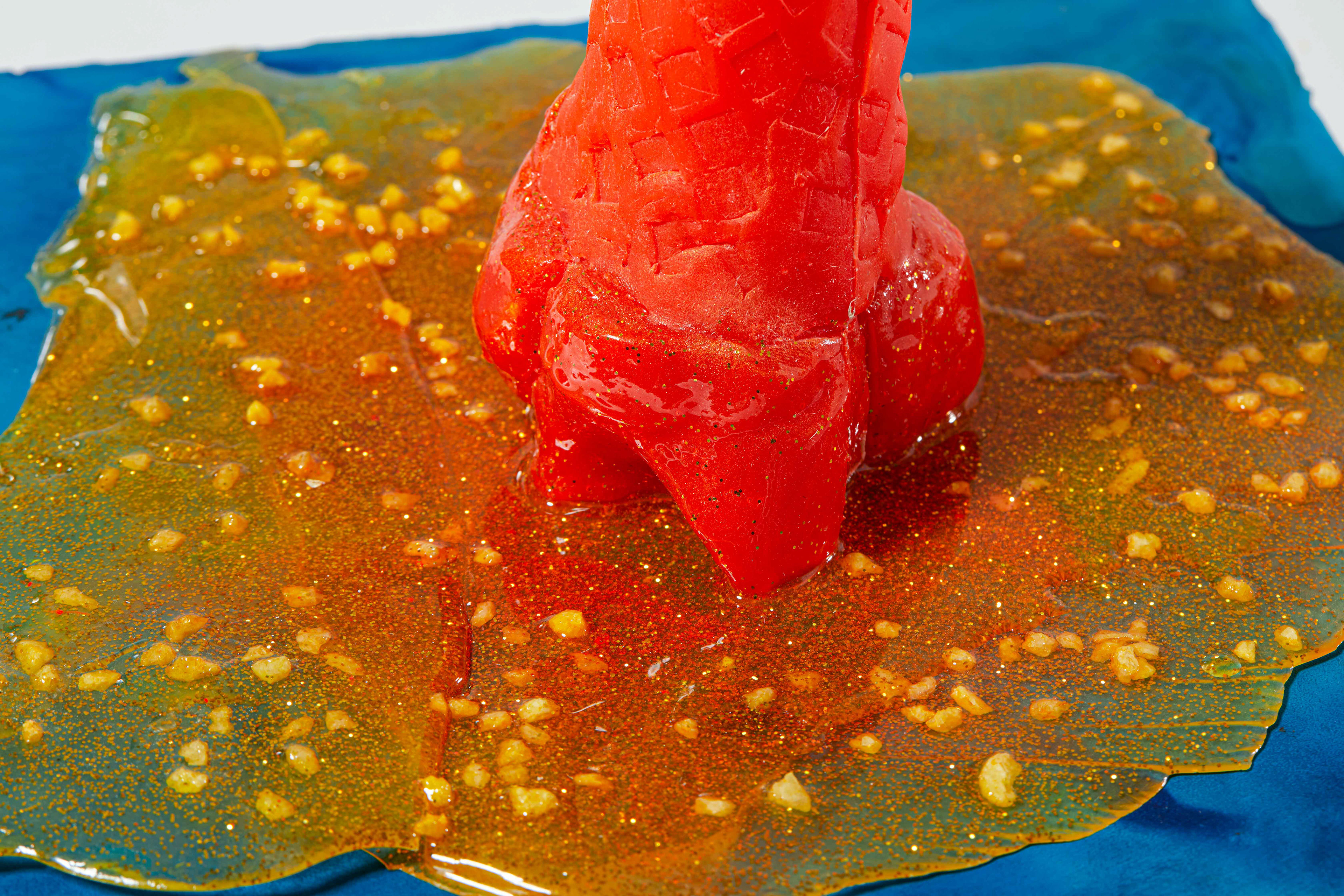 Gelatti Gelatti Hurra Hurra, 36 × 36 × 36 cm, Epoxy resin, plaster, glitter, 2019 (detail)