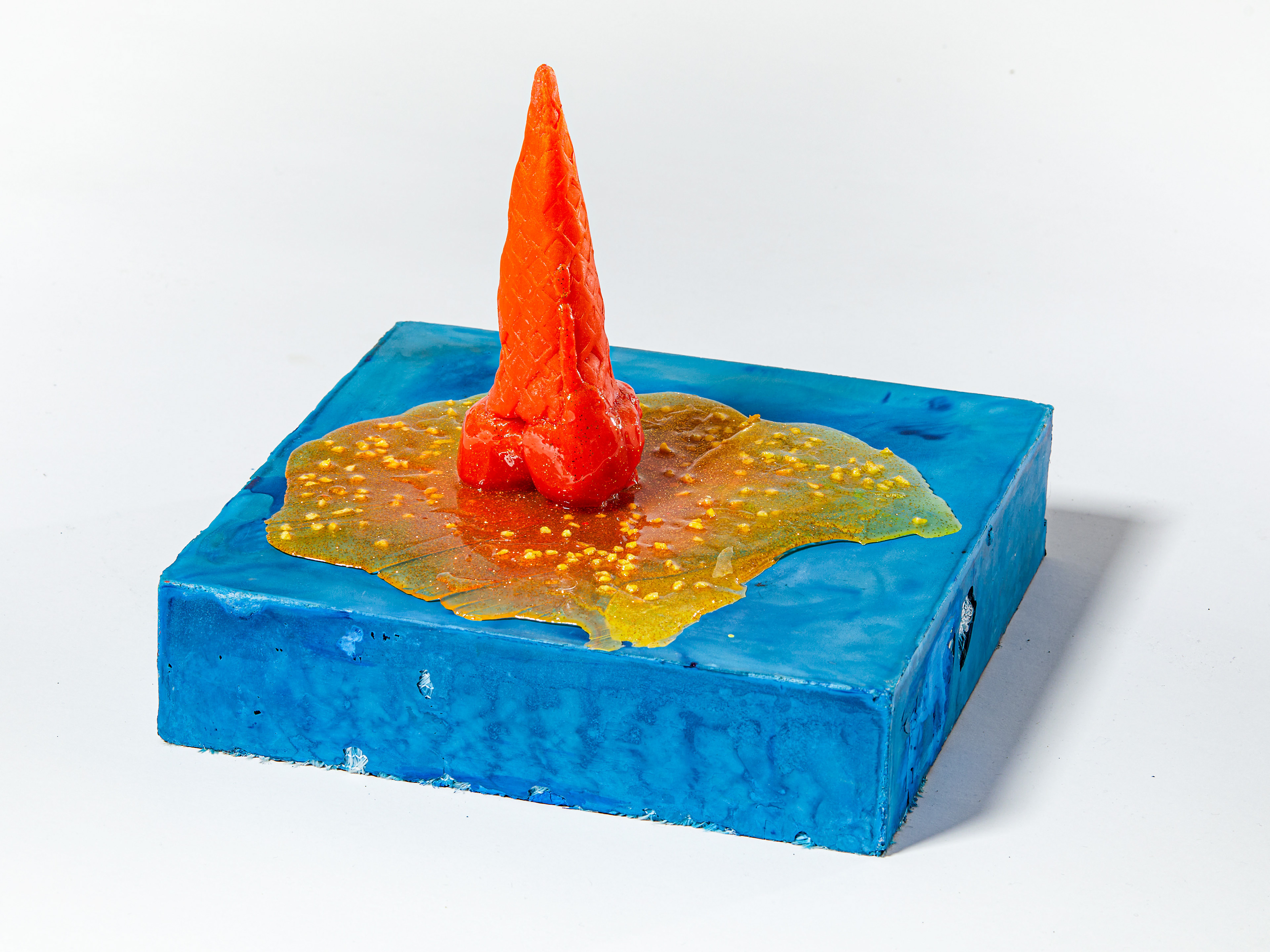 Gelatti Gelatti Hurra Hurra, 36 × 36 × 36 cm, Epoxy resin, plaster, glitter, 2019