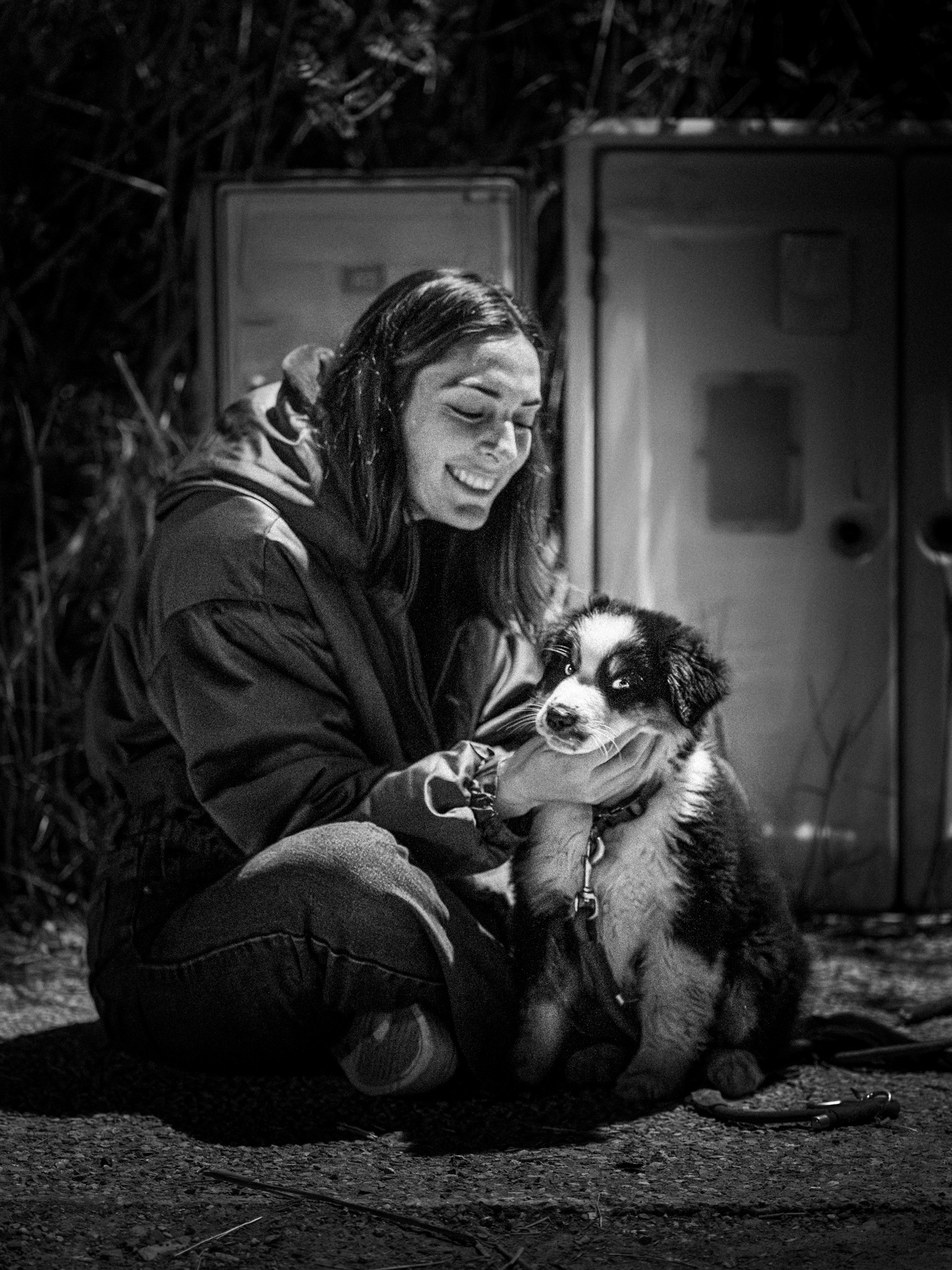 Emma et Baksy immortalisés en noir et blanc lors d'une balade de nuit