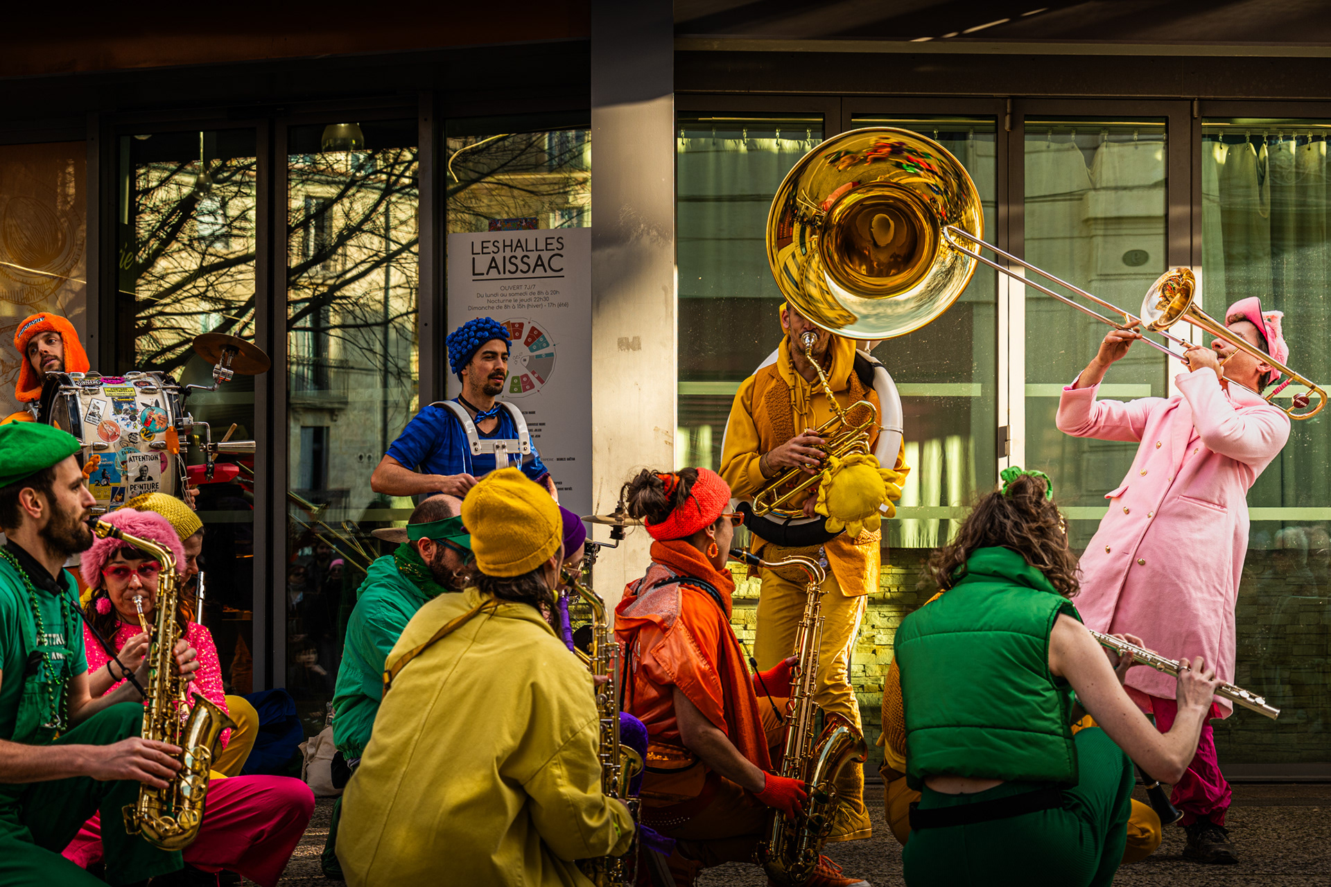 Musiciens de la fanfare de rue Coco Fanfare Club en plein spectacle