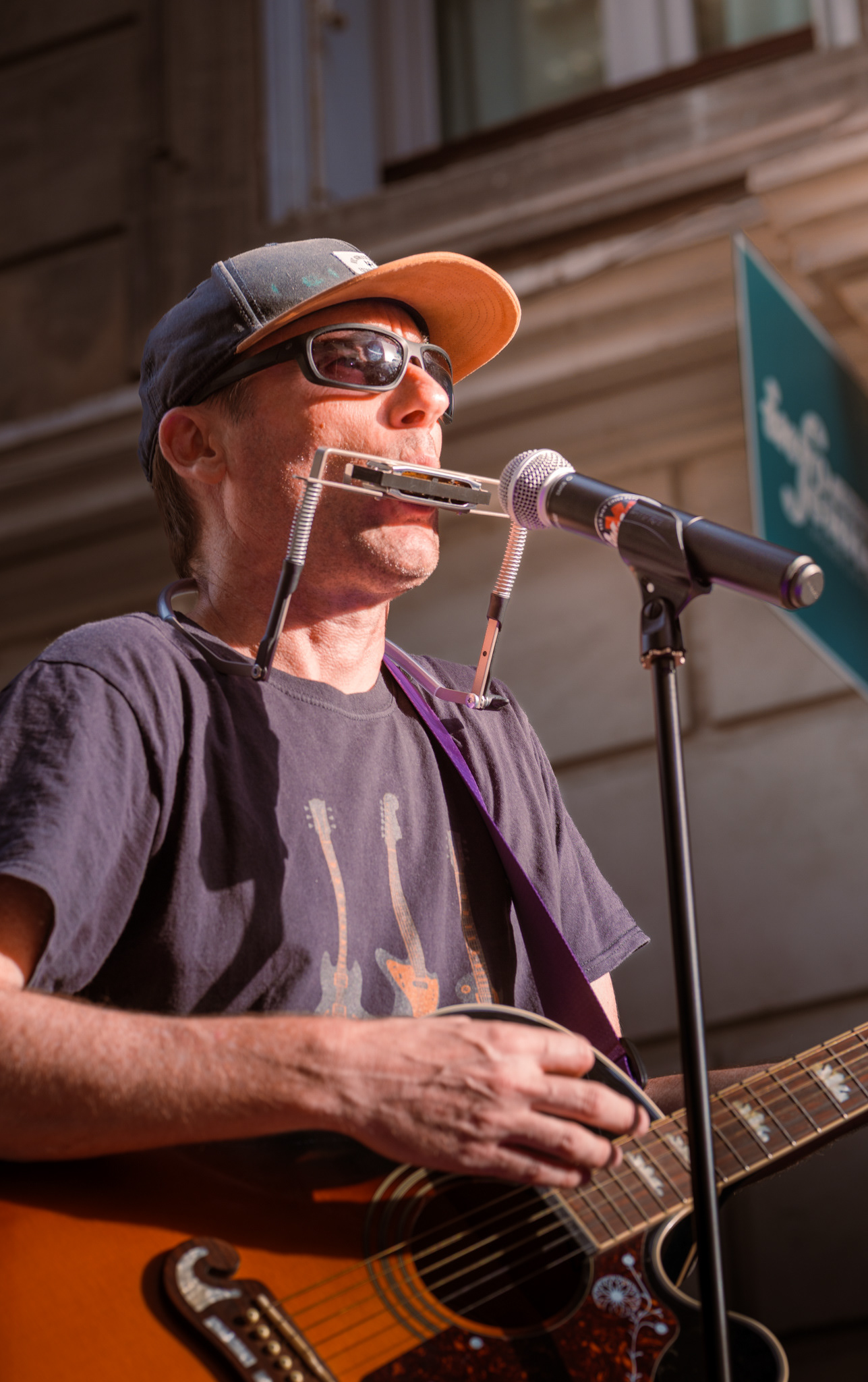 Guitariste et harmoniciste du groupe Outback devant le pub La Chistera à Montpellier