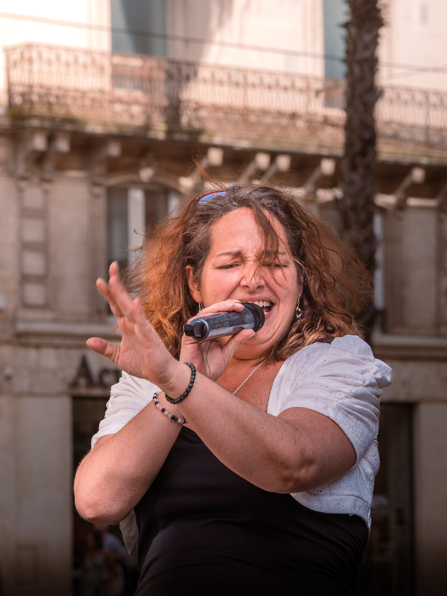 Chanteuse habitée par la musique lors de la Fête de la Musique