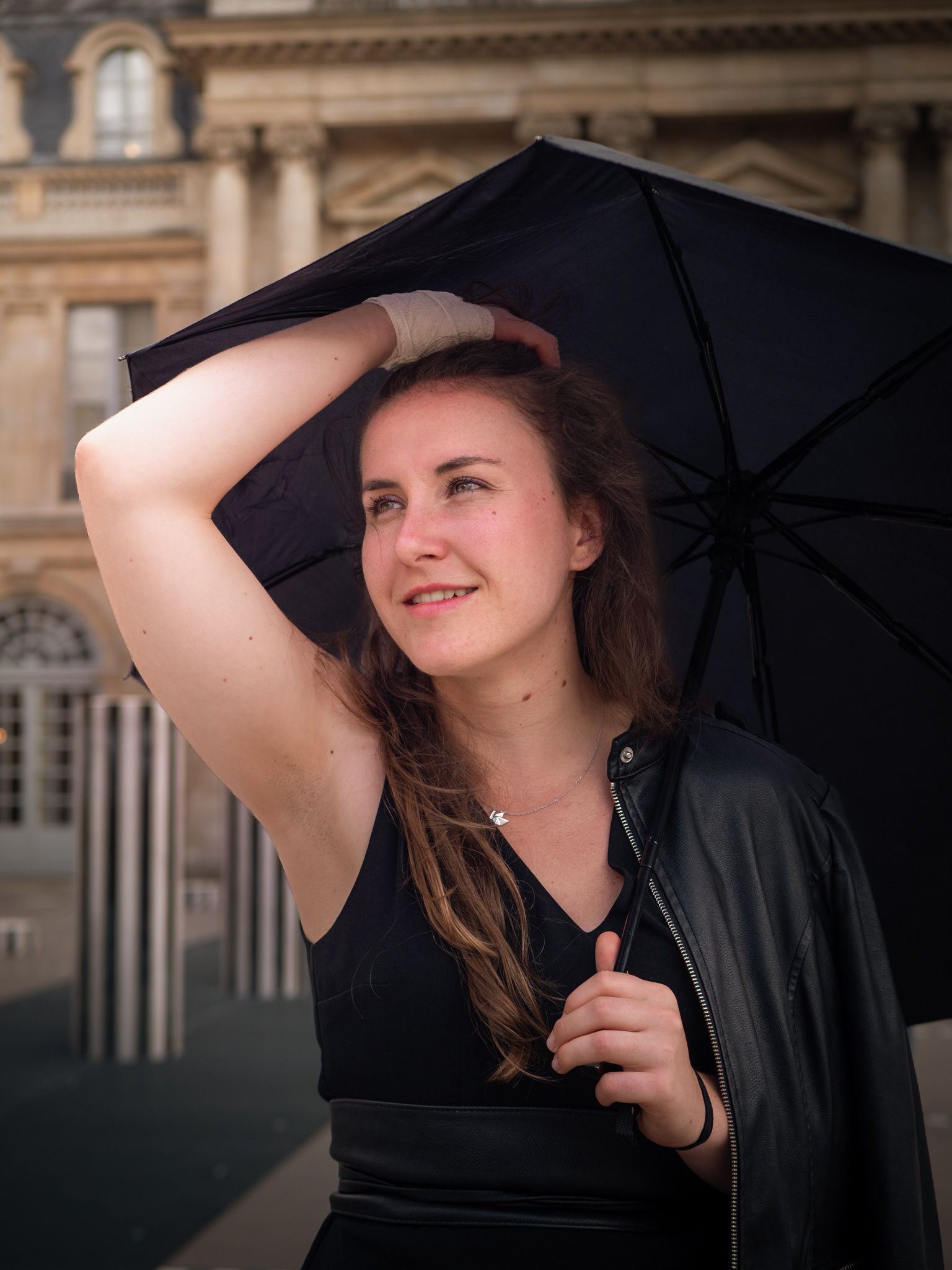 Portrait urbain d'une femme en lumière naturelle