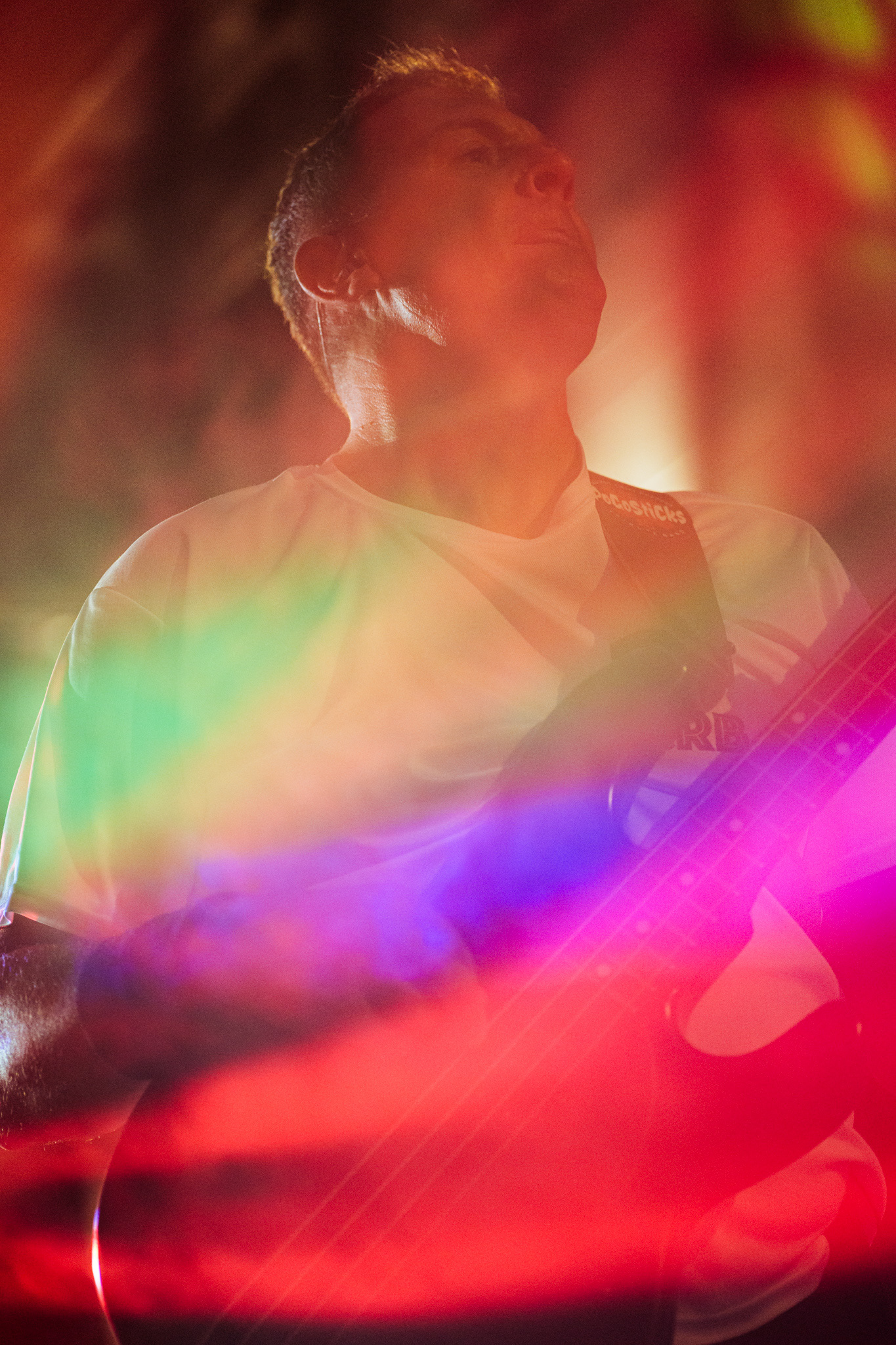 Bassiste du groupe Pogosticks sous les projecteurs à La Chistera, Montpellier
