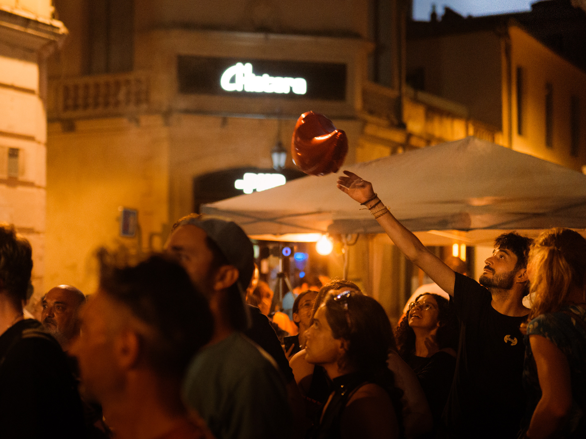 Spectateurs réunis devant La Chistera pendant le show du groupe Pogosticks à Montpellier
