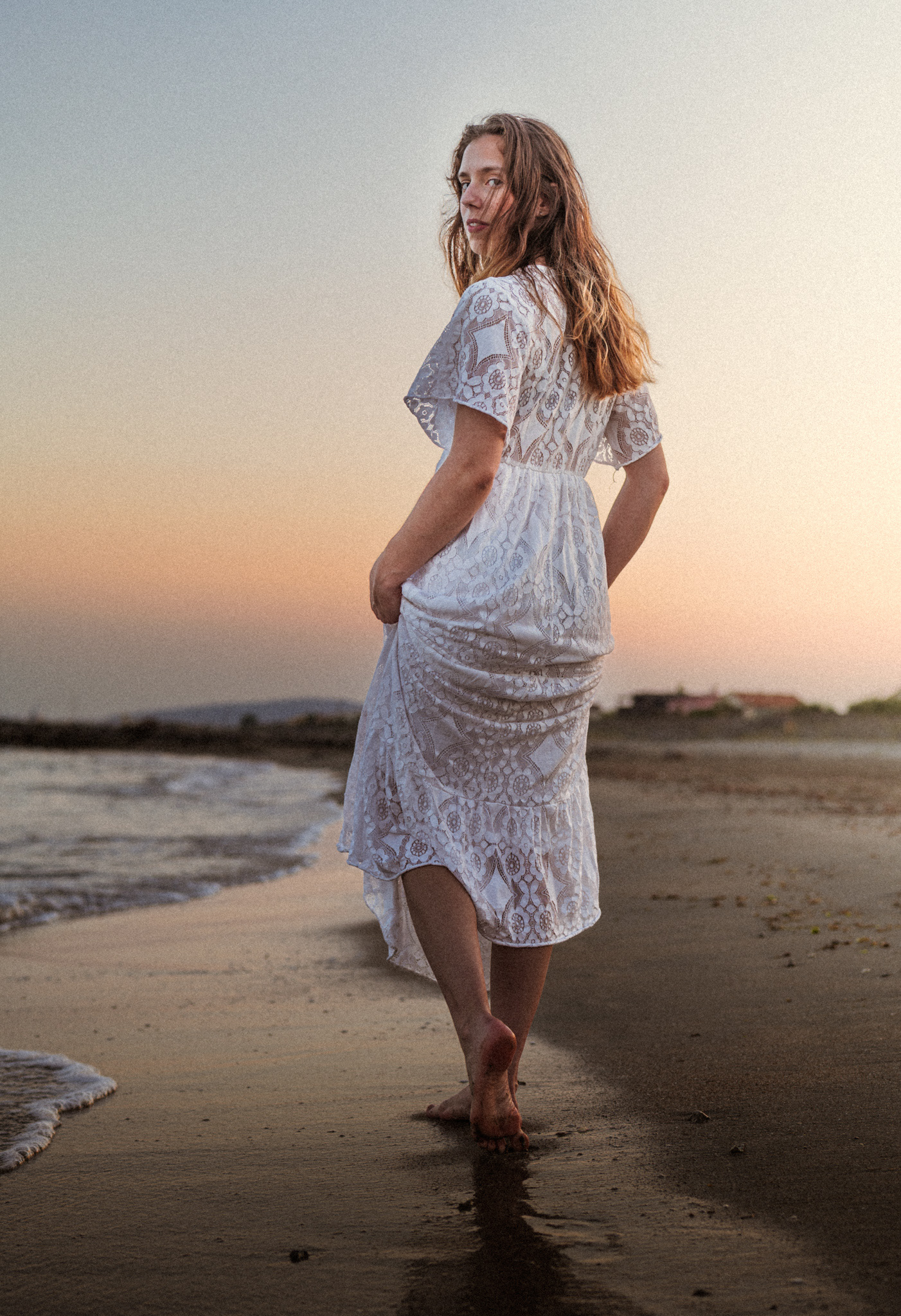 Jeune femme qui se promène sur la plage