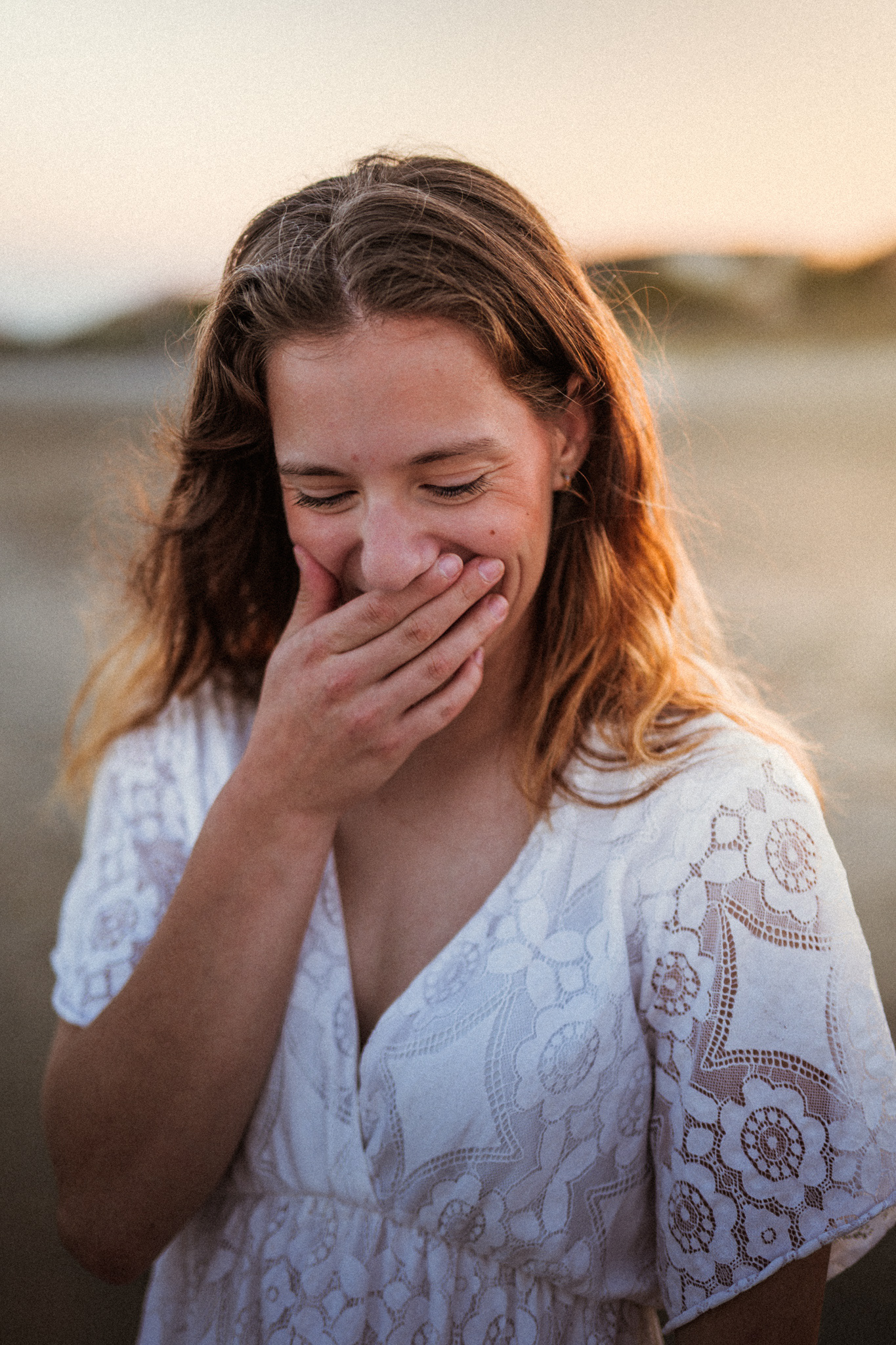 Portrait spontané et rire naturel lors d'une séance photo sur la plage