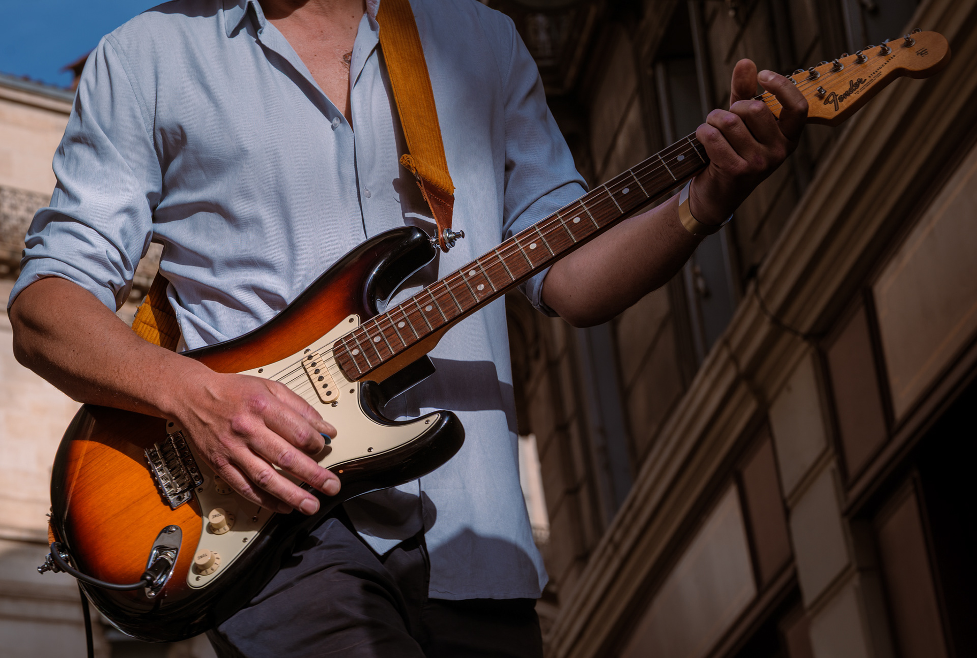Guitariste jouant sur guitare électrique pendant un concert live en ville