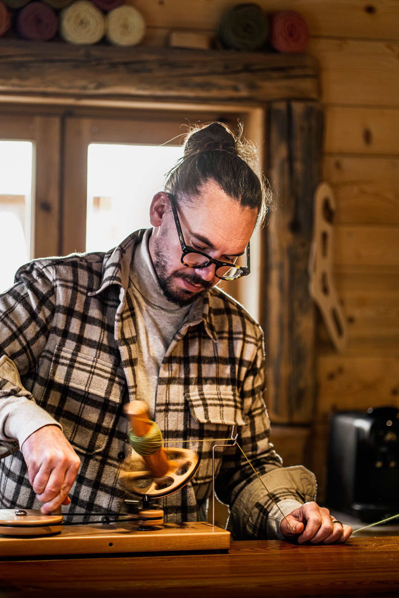 Artisan teinturier qui utilise un bobinoir