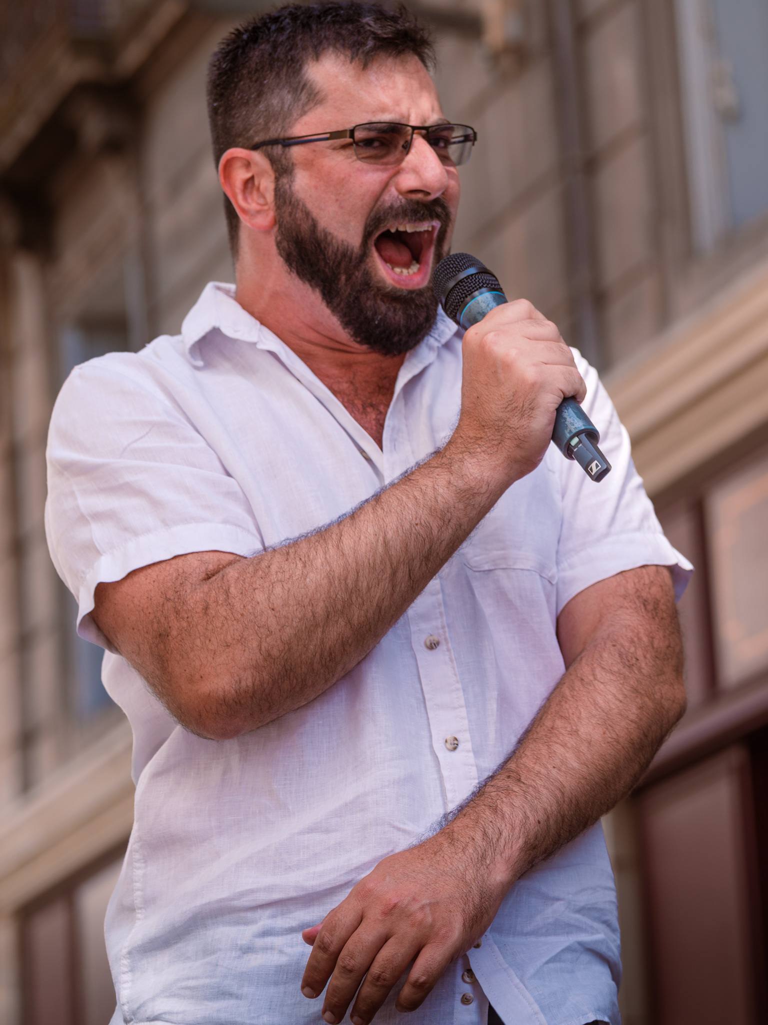 Performance de chant en direct devant le pub La Chistera