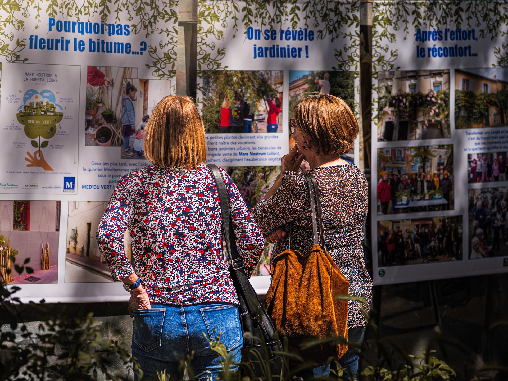 Public découvrant les visuels d'information la végétalisation urbaine