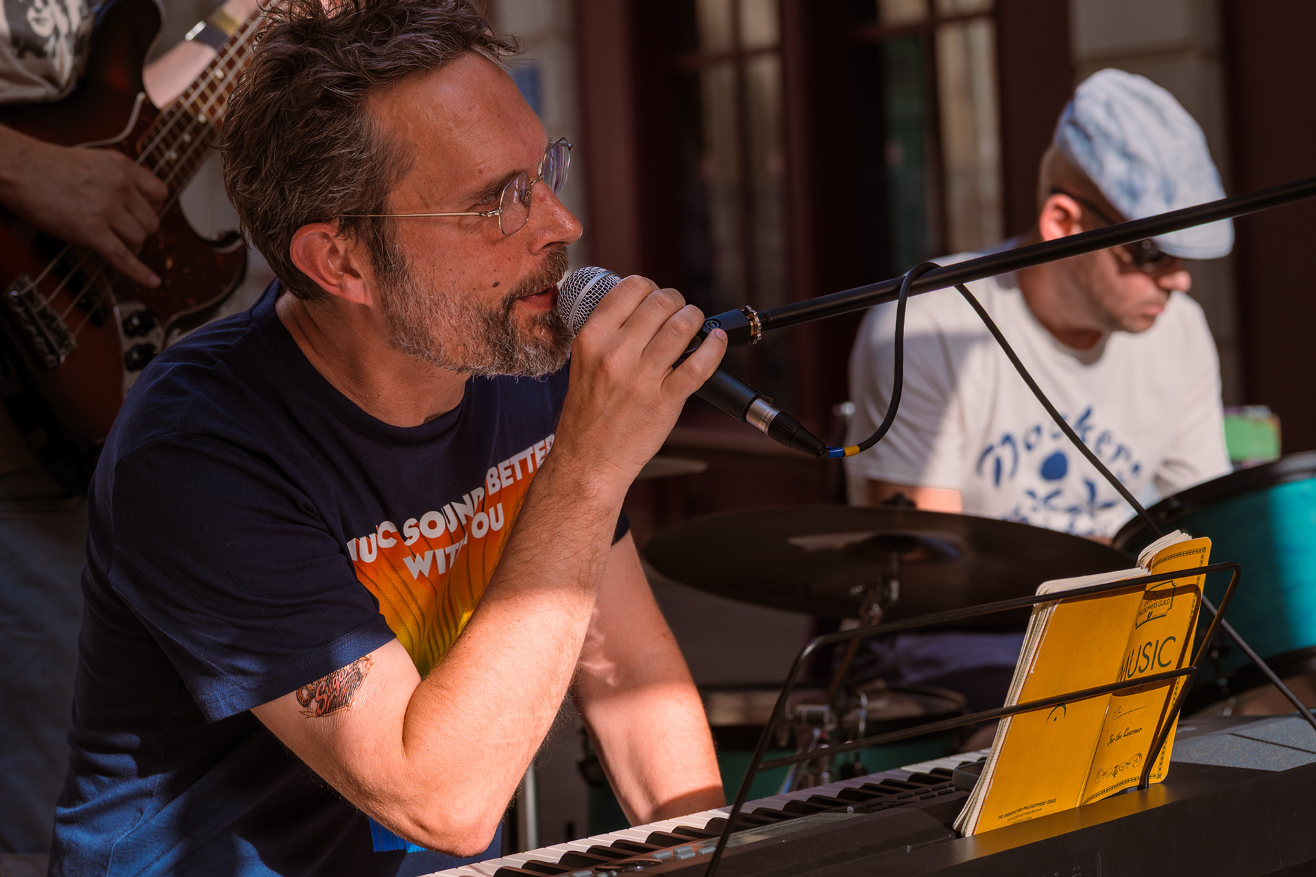 Pianiste et chanteur du groupe Cougar Sugar en plein concert live à Montpellier