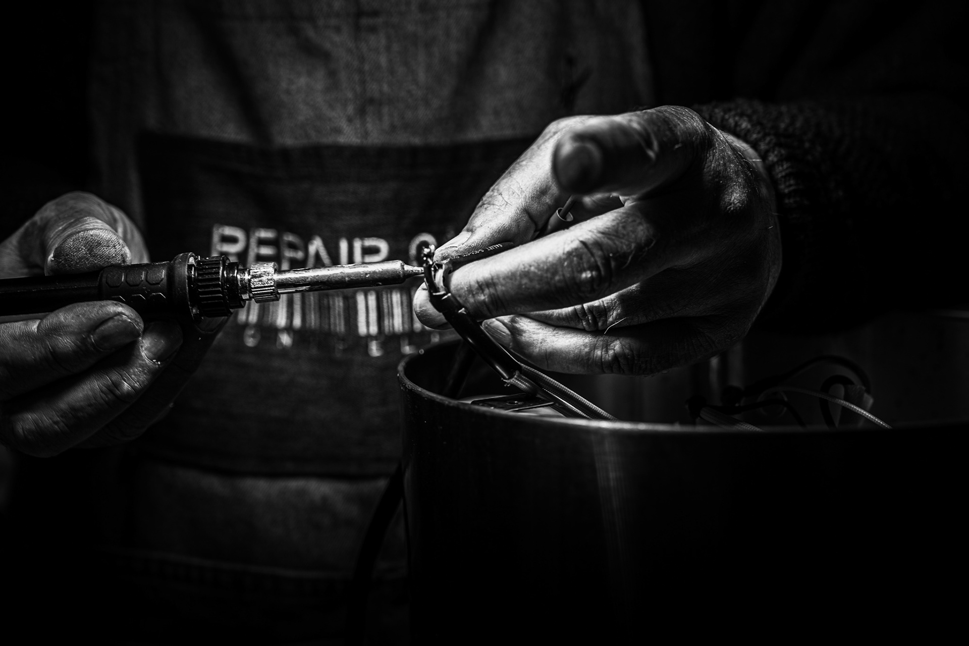 Soudure de précision d'un percolateur à café au Repair Café, Montpellier