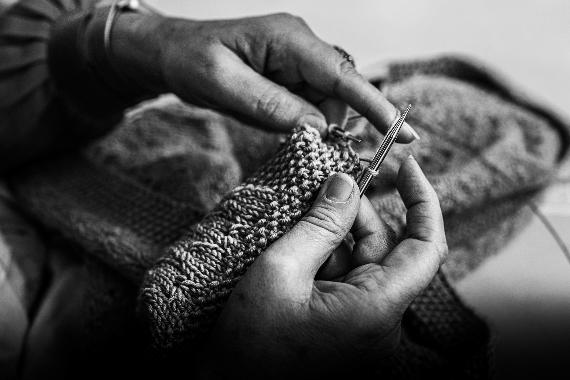 Réparation d'un pull tricoté au Repair Café, Montpellier