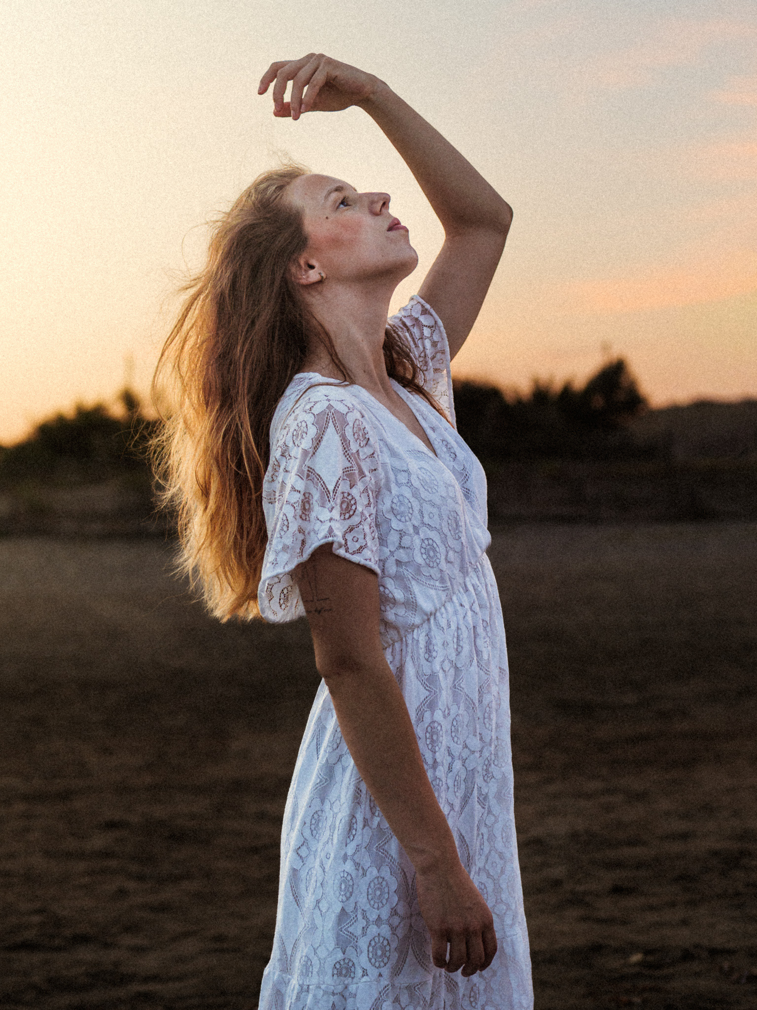 Pose artistique sous la lumière dorée du coucher de soleil
