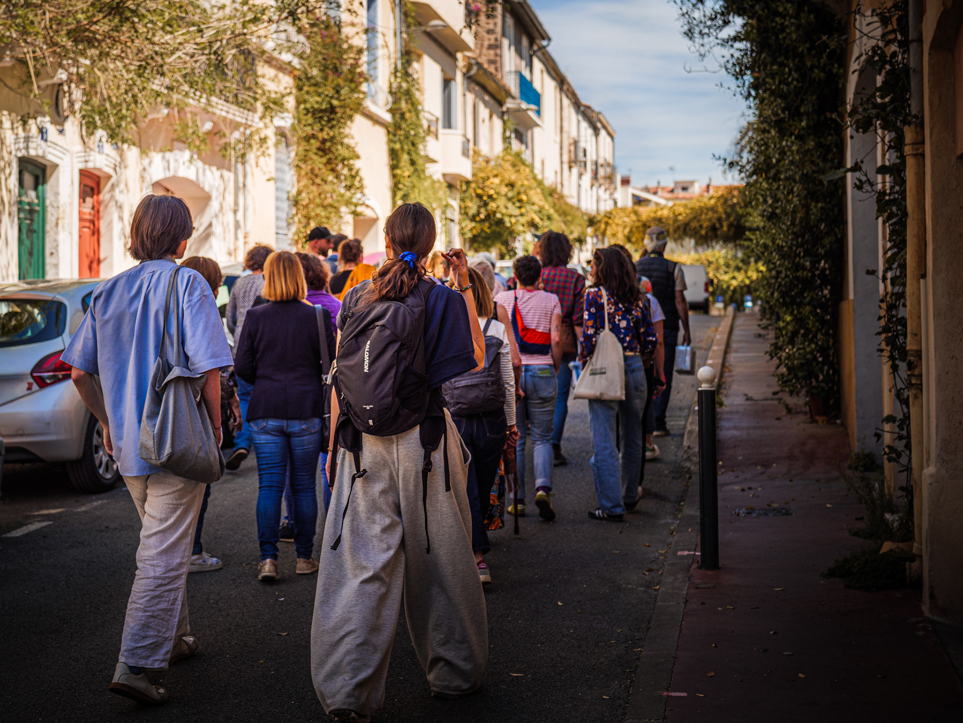 Groupe arpentant les rues végétalisées de Montpellier