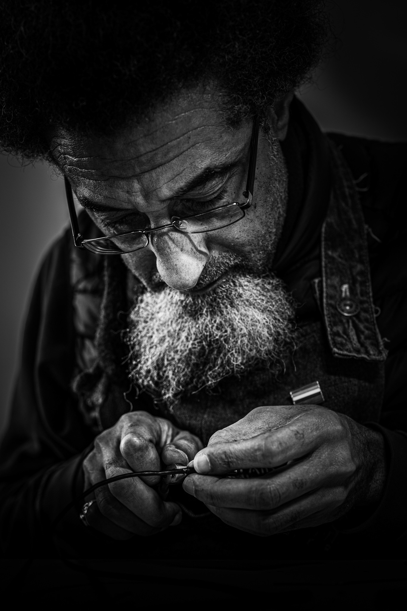 Artisan concentré sur la réparation d'un câble électrique