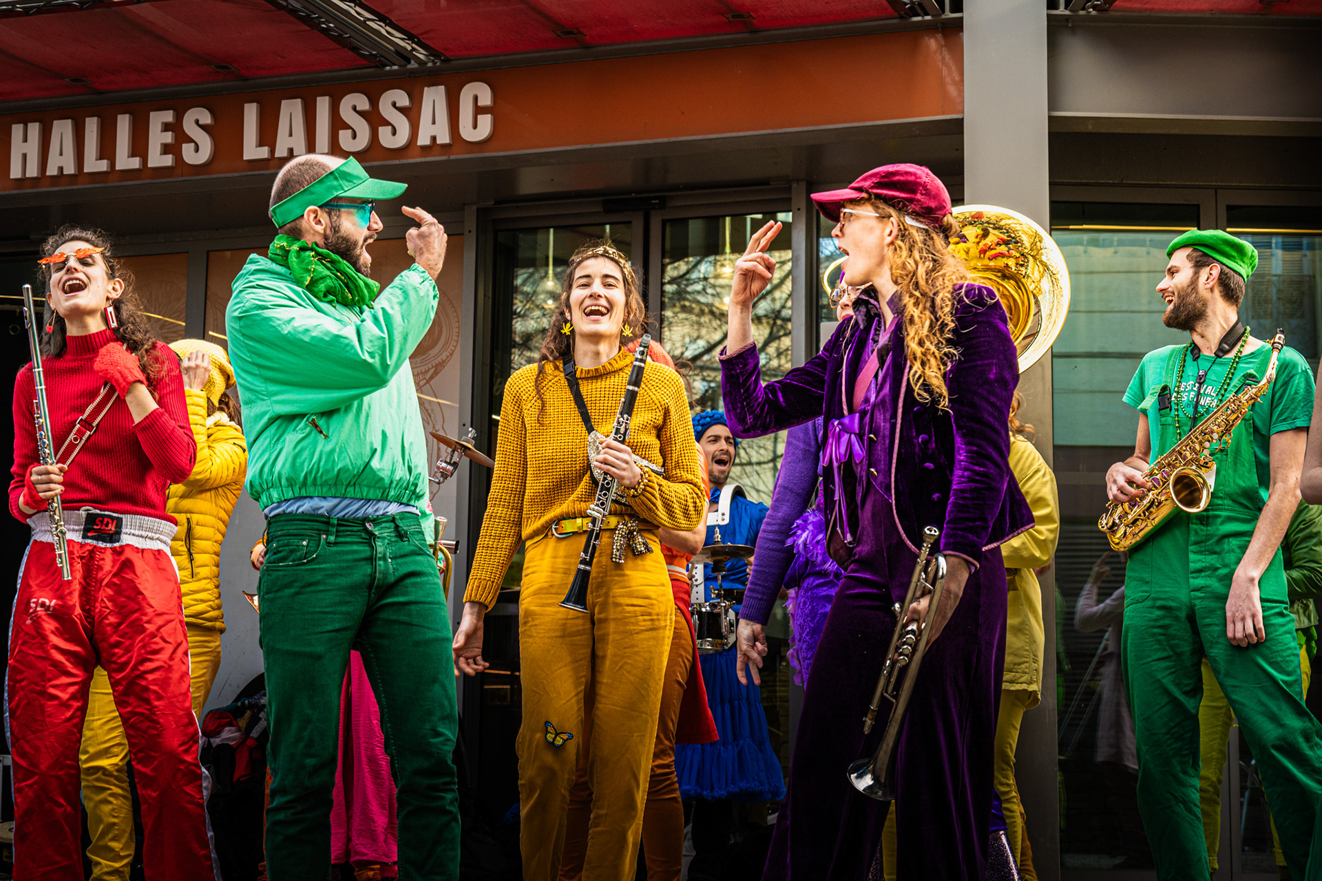 Musiciens en tenues colorées du Coco Fanfare Club en performance à Montpellier