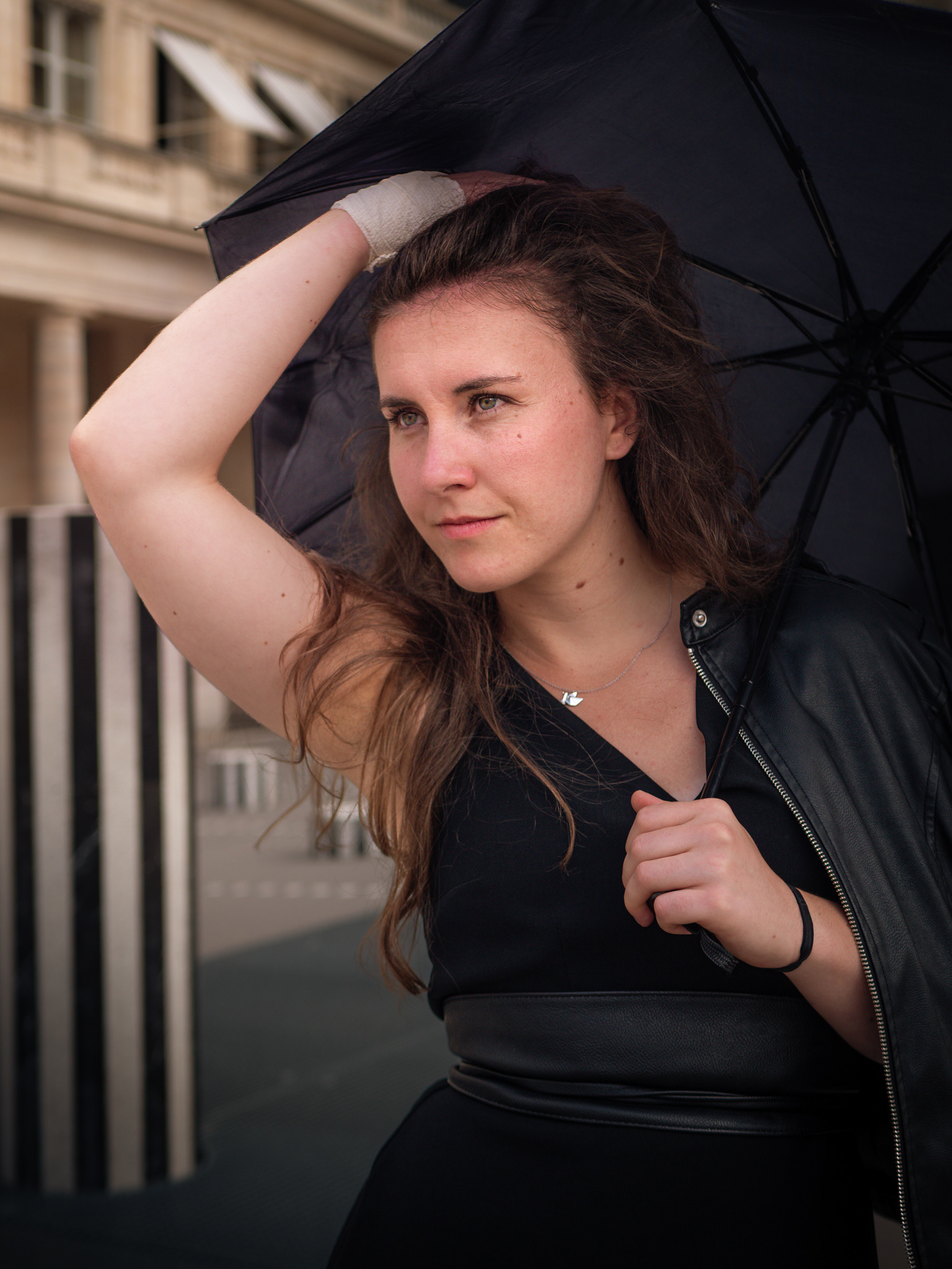 Portrait urbain d'une femme au Palais-Royal