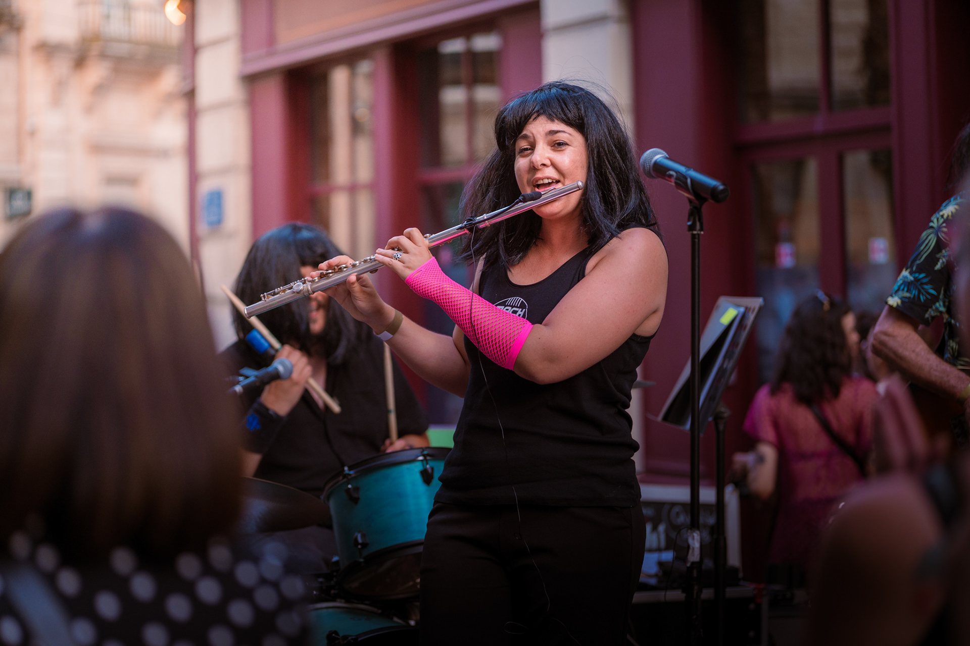 Flûtiste et chanteuse du groupe Termomix Chaton à La Chistera, Montpellier