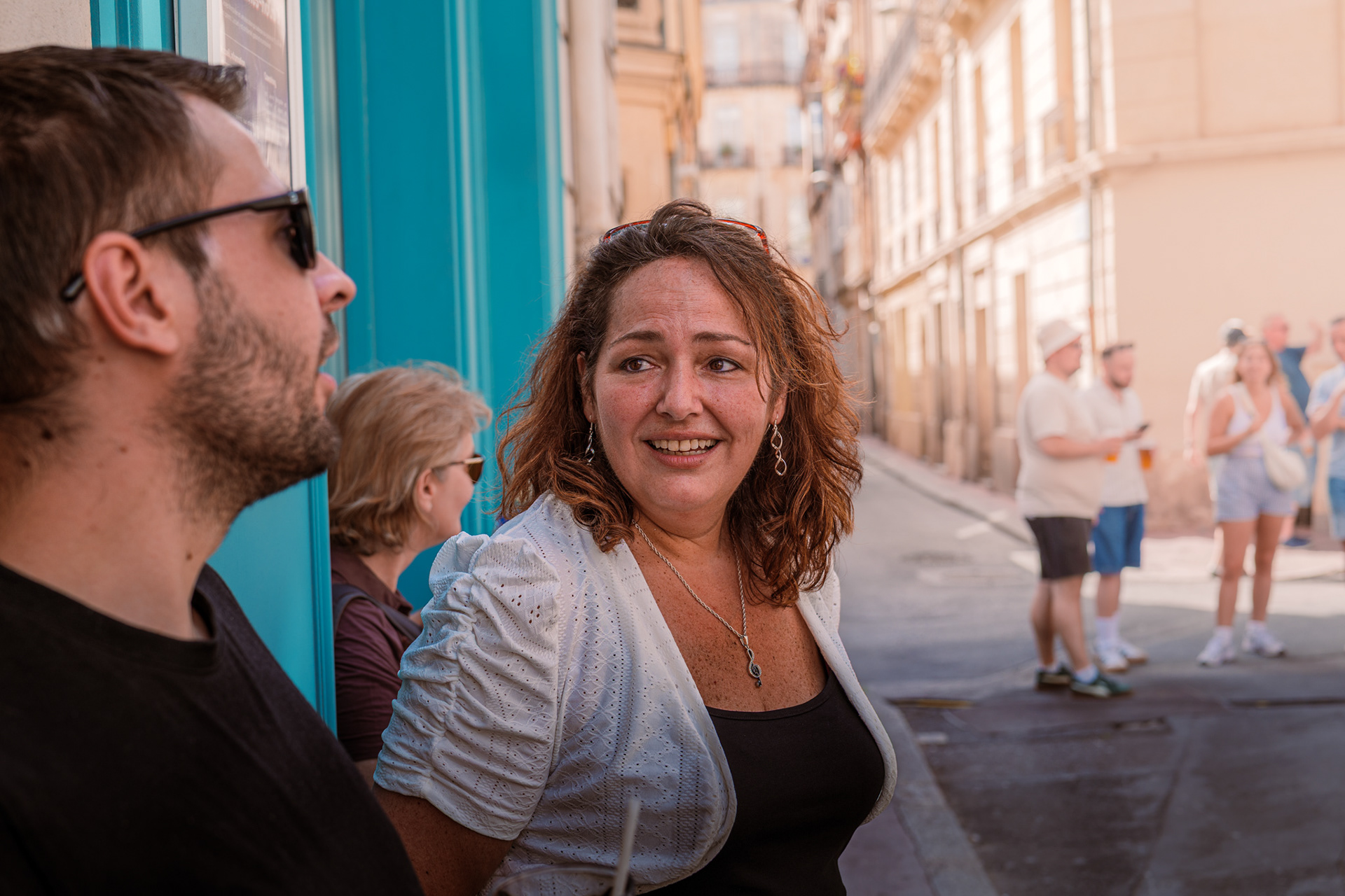 Sourires et échanges entre spectateurs pendant la Fête de la Musique