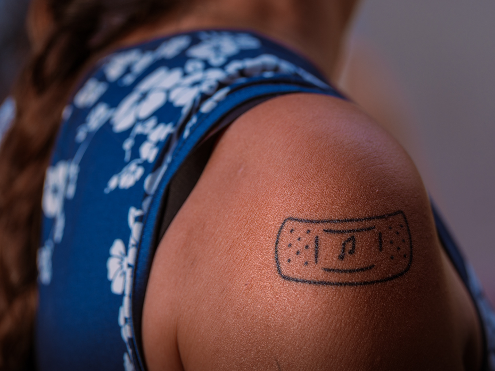 Gros plan sur un tatouage note de musique pendant la Fête de la Musique
