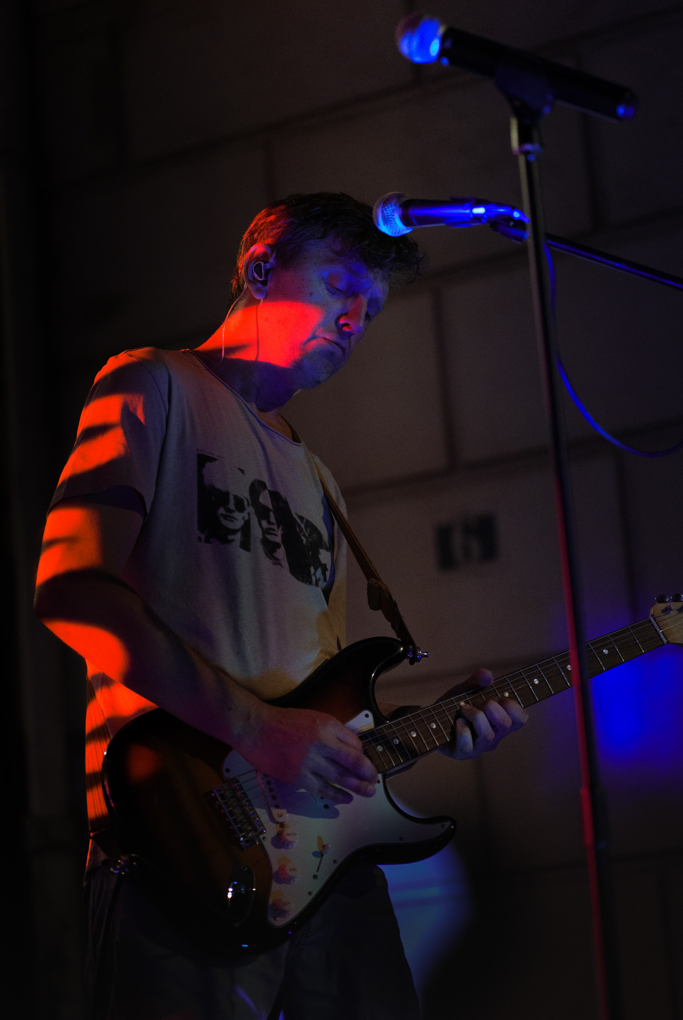 Guitariste du groupe Pogosticks en concert devant le pub La Chistera à Montpellier