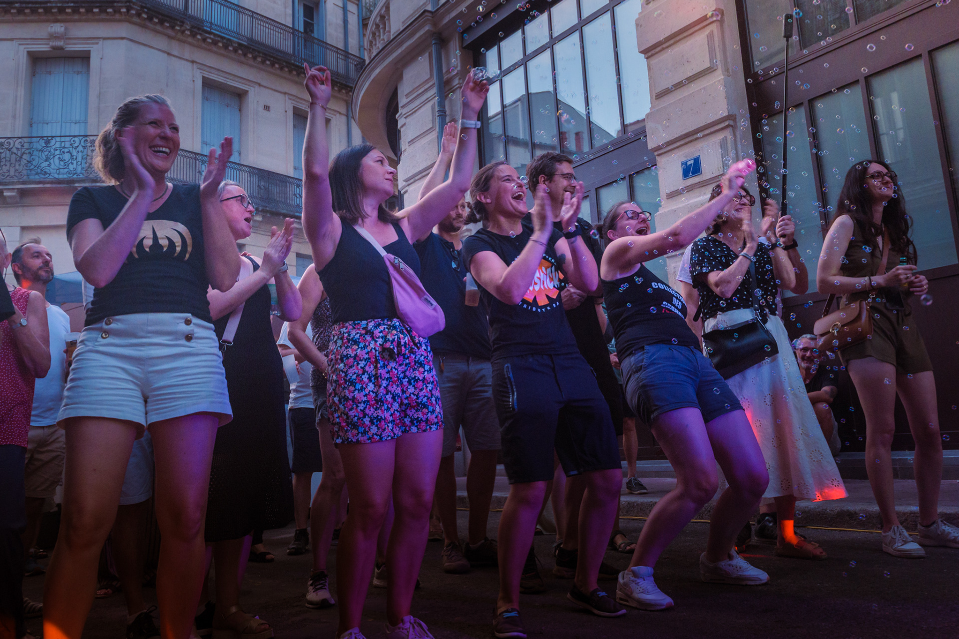 Public applaudissant la prestation de Termomix Chaton à Montpellier