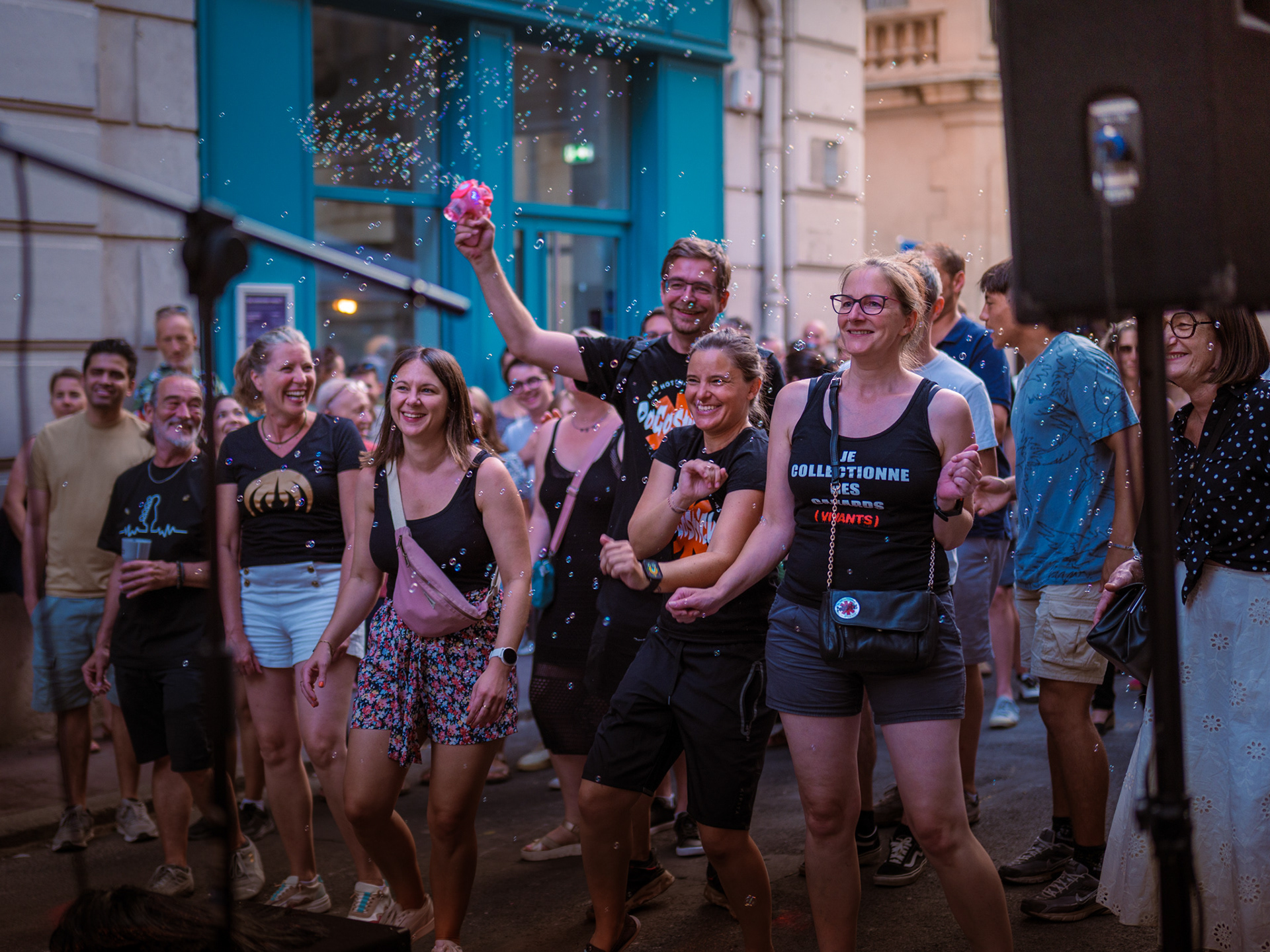 Foule en fête dansant pendant le concert de Termomix Chaton à Montpellier
