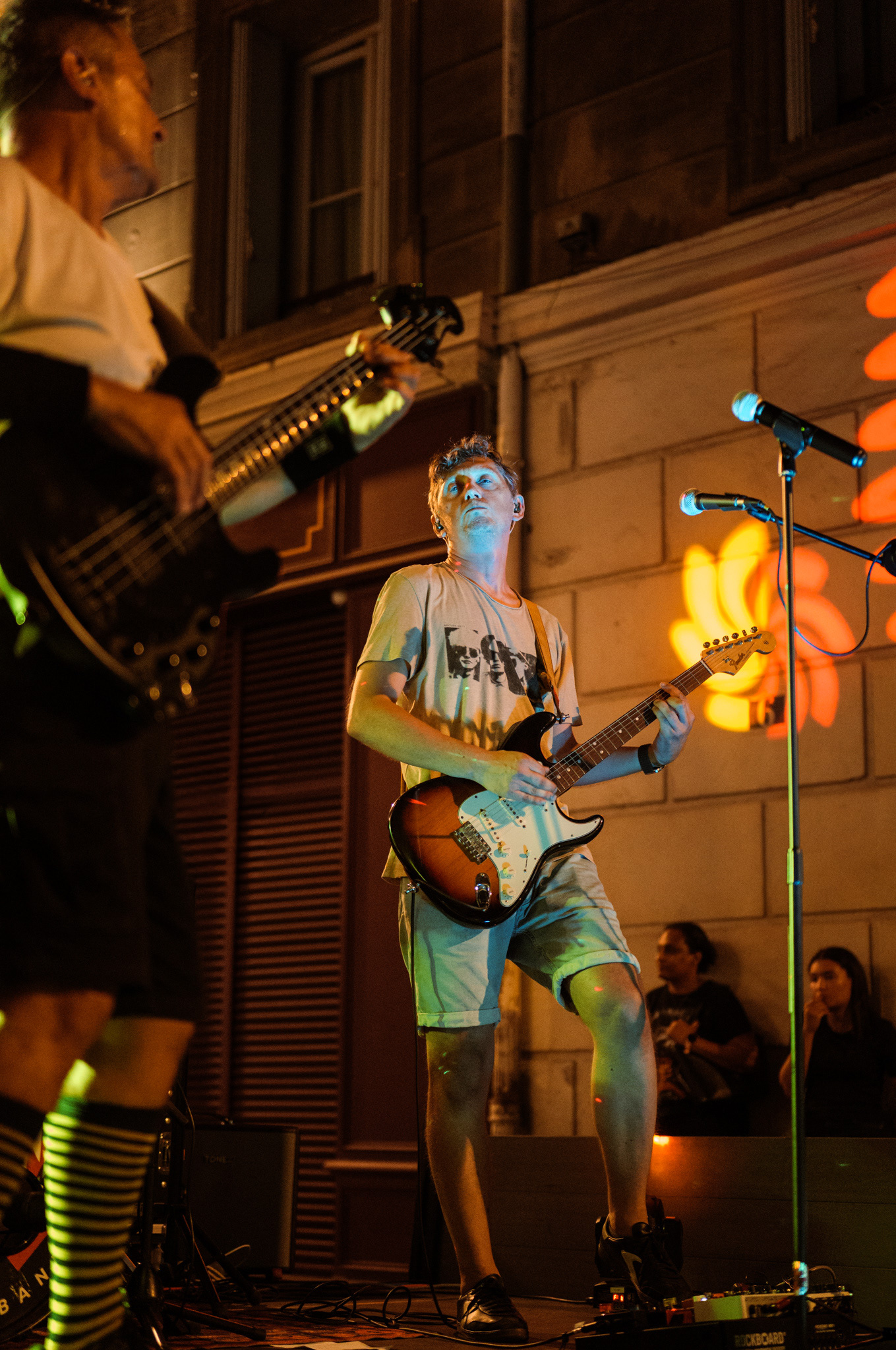 Guitariste et bassiste de Pogosticks jouant ensemble pour la Fête de la Musique