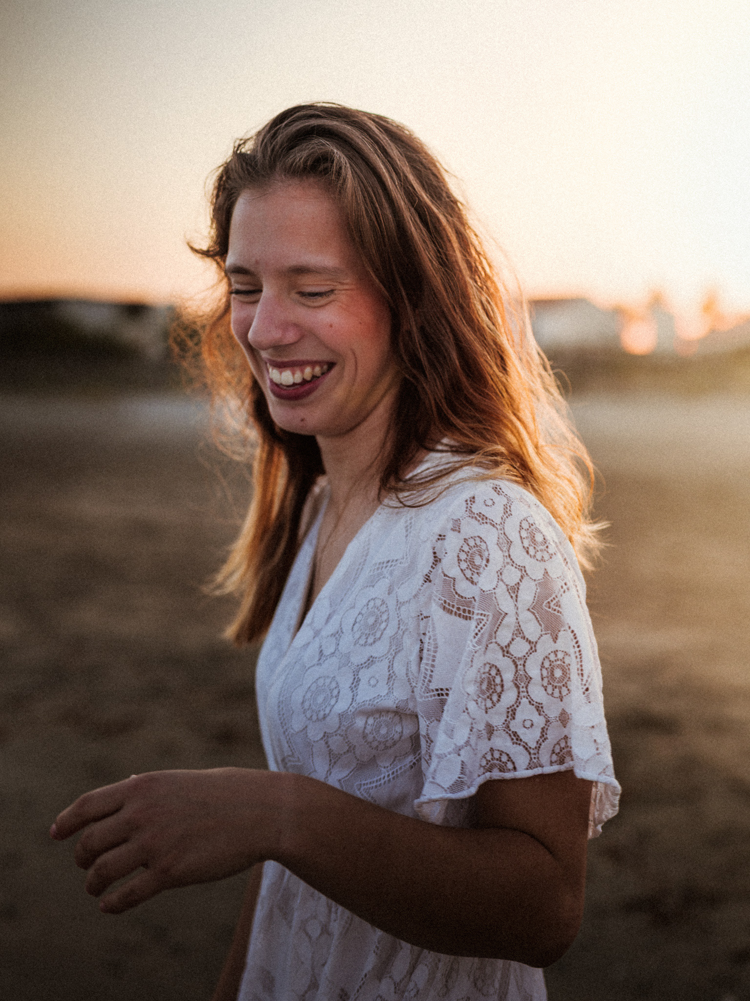 Portrait chaleureux d'Agathe sur la plage de Frontignan