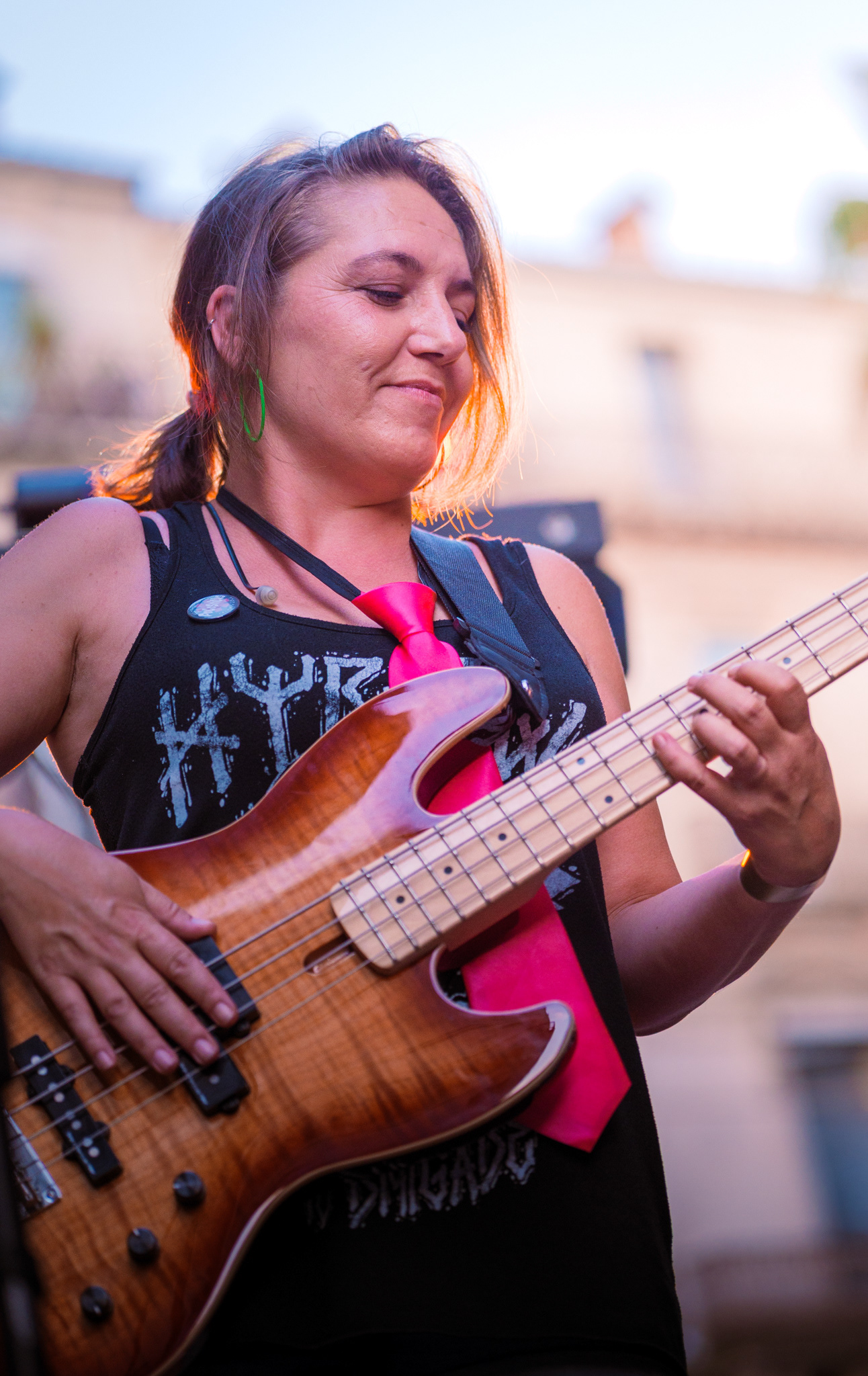 Jeu de basse par la musicienne de Termomix Chaton pour la Fête de la Musique