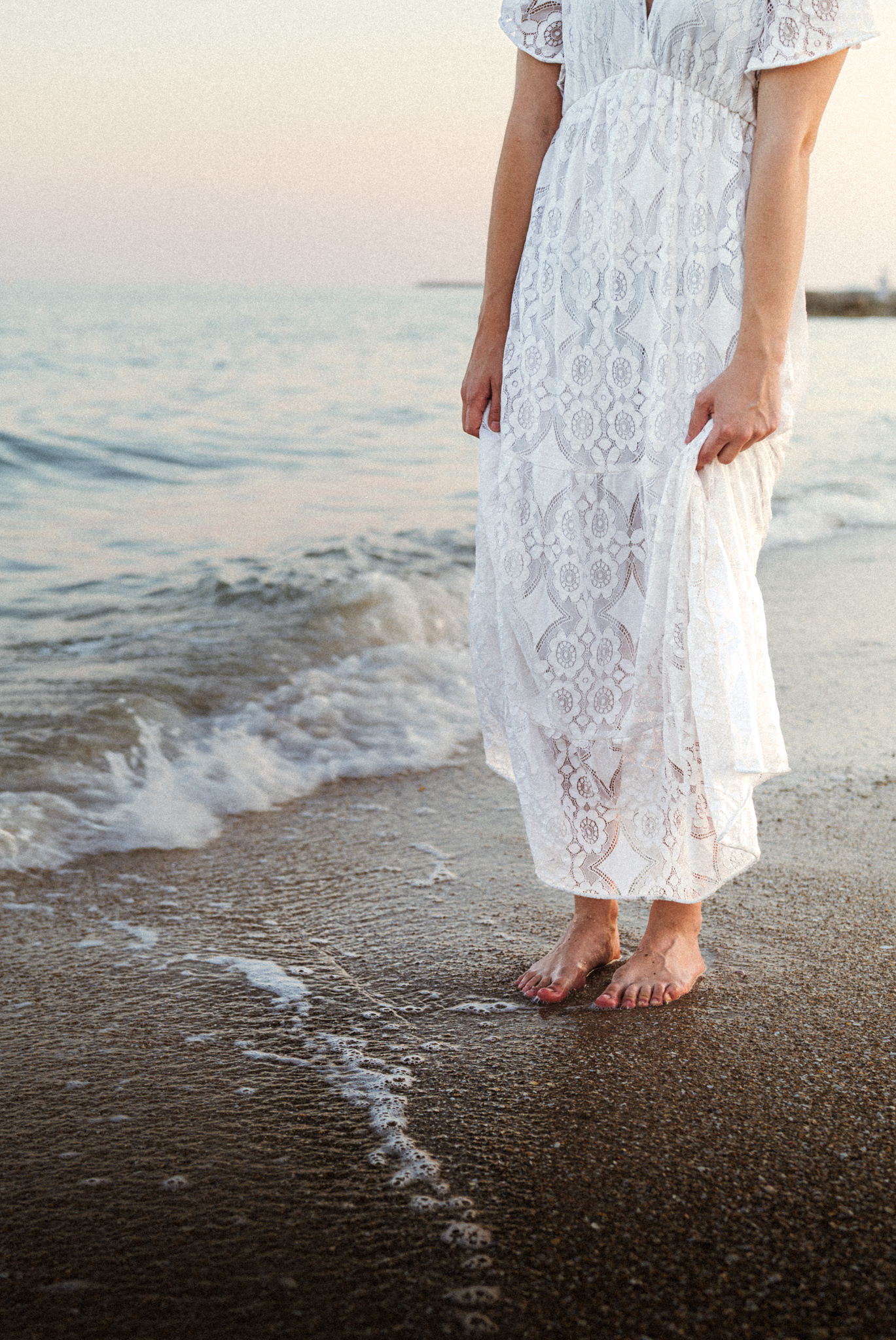 Séance photo sur la plage de Frontignan pieds nus dans l'eau
