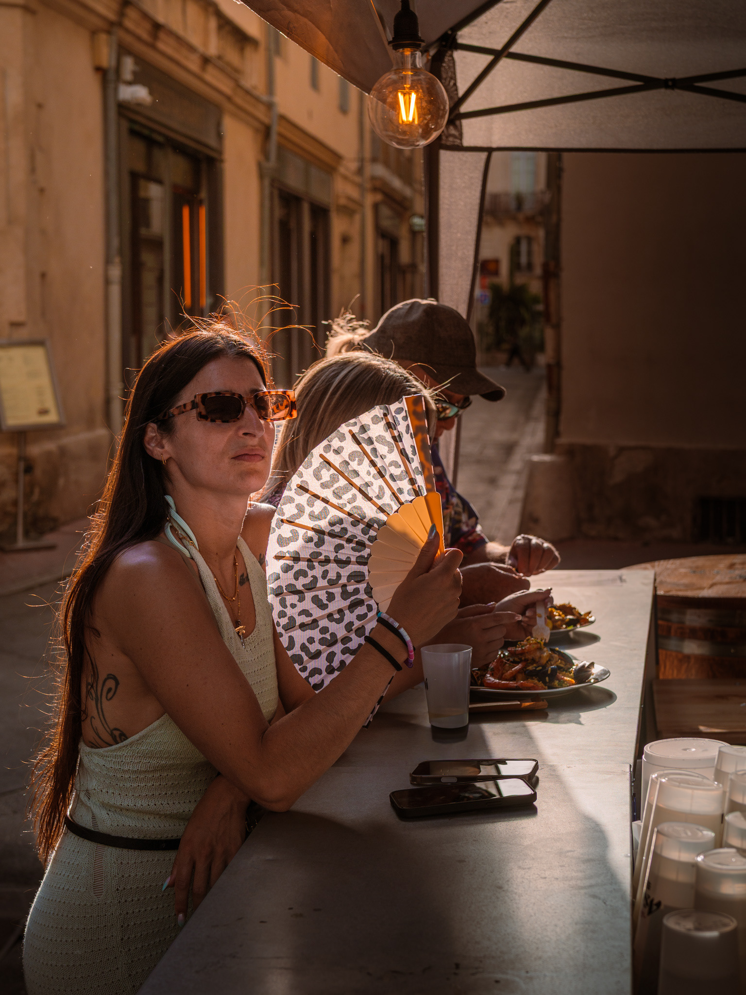 Clients profitant du soleil en terrasse à La Chistera à Montpellier