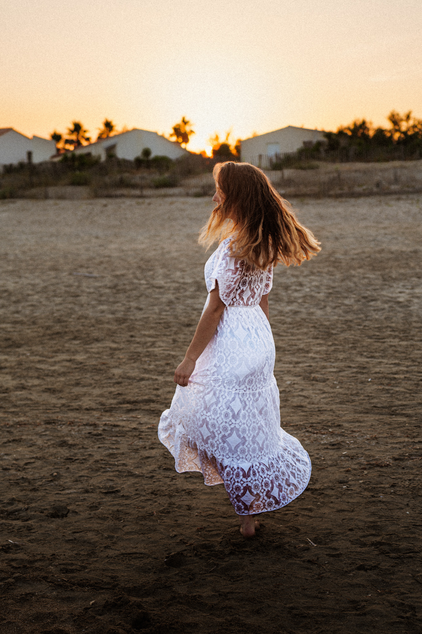 Jeune femme en mouvement sur la plage