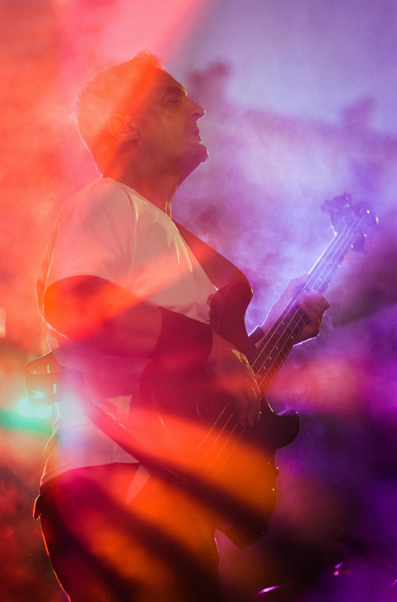 Bassiste du tribute band Pogosticks sous les lumières scéniques à La Chistera