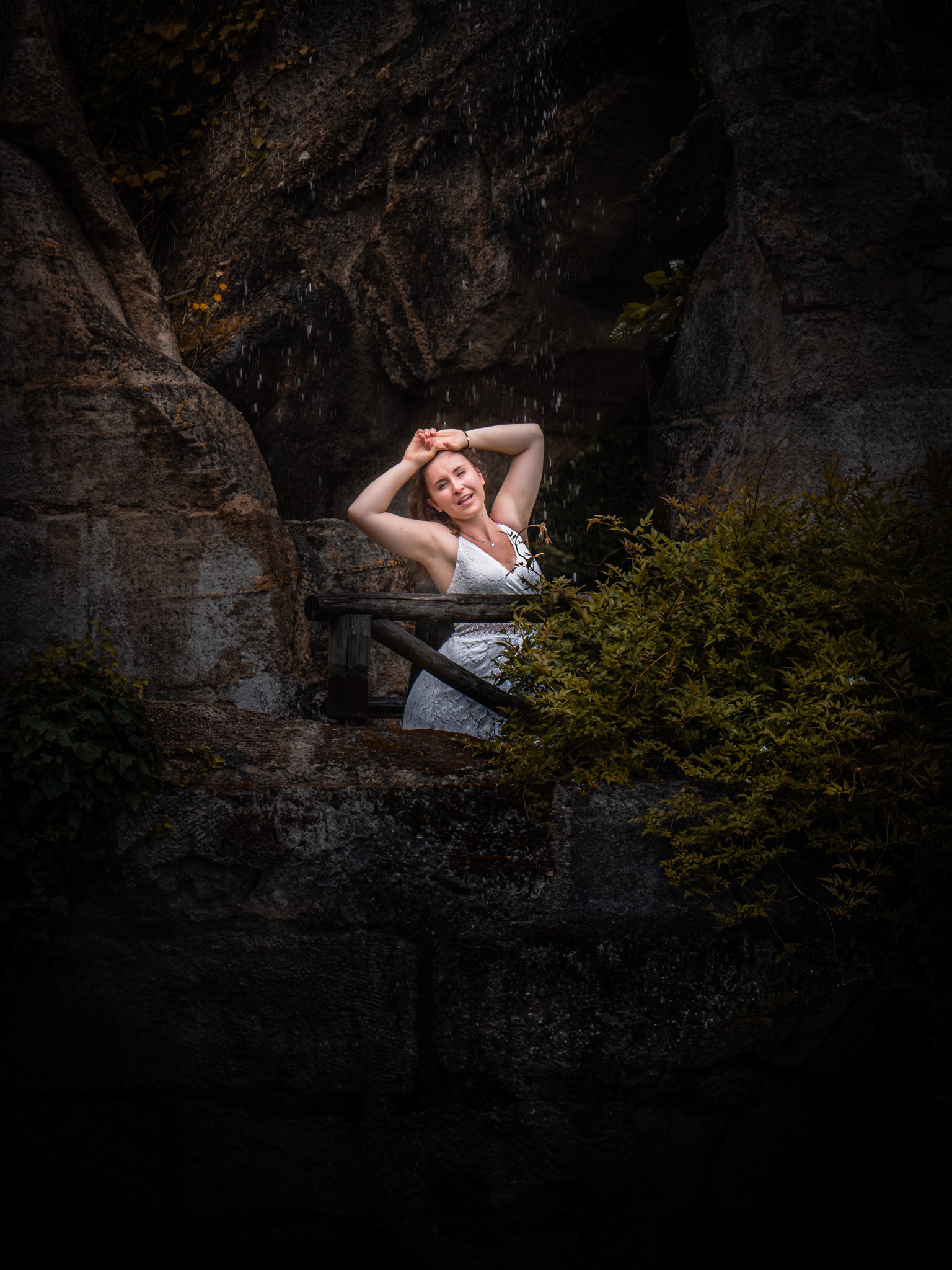 Silhouette en robe blanche intégrée dans un cadre naturel