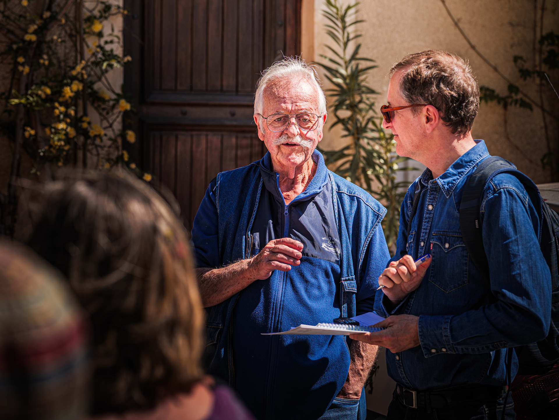 Echange entre un habitant et un journaliste sur les initiatives dans le quartier Méditerranée
