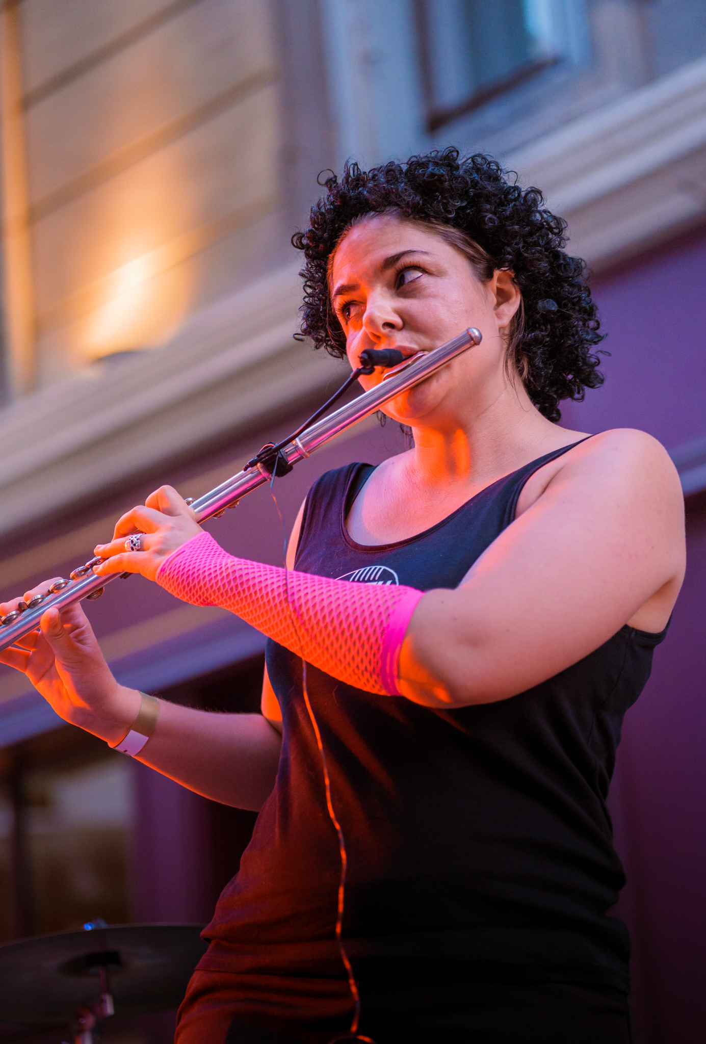 Jeu de flûte traversière en direct lors du concert de Termomix Chaton