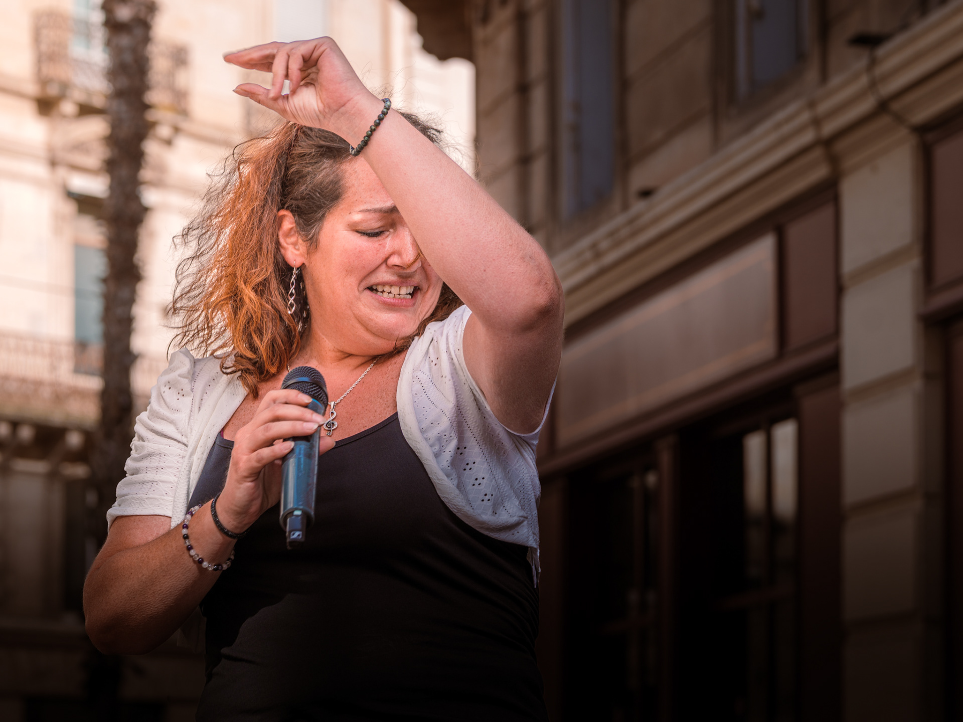 Chanteuse passionnée sur la scène extérieure de La Chistera à Montpellier