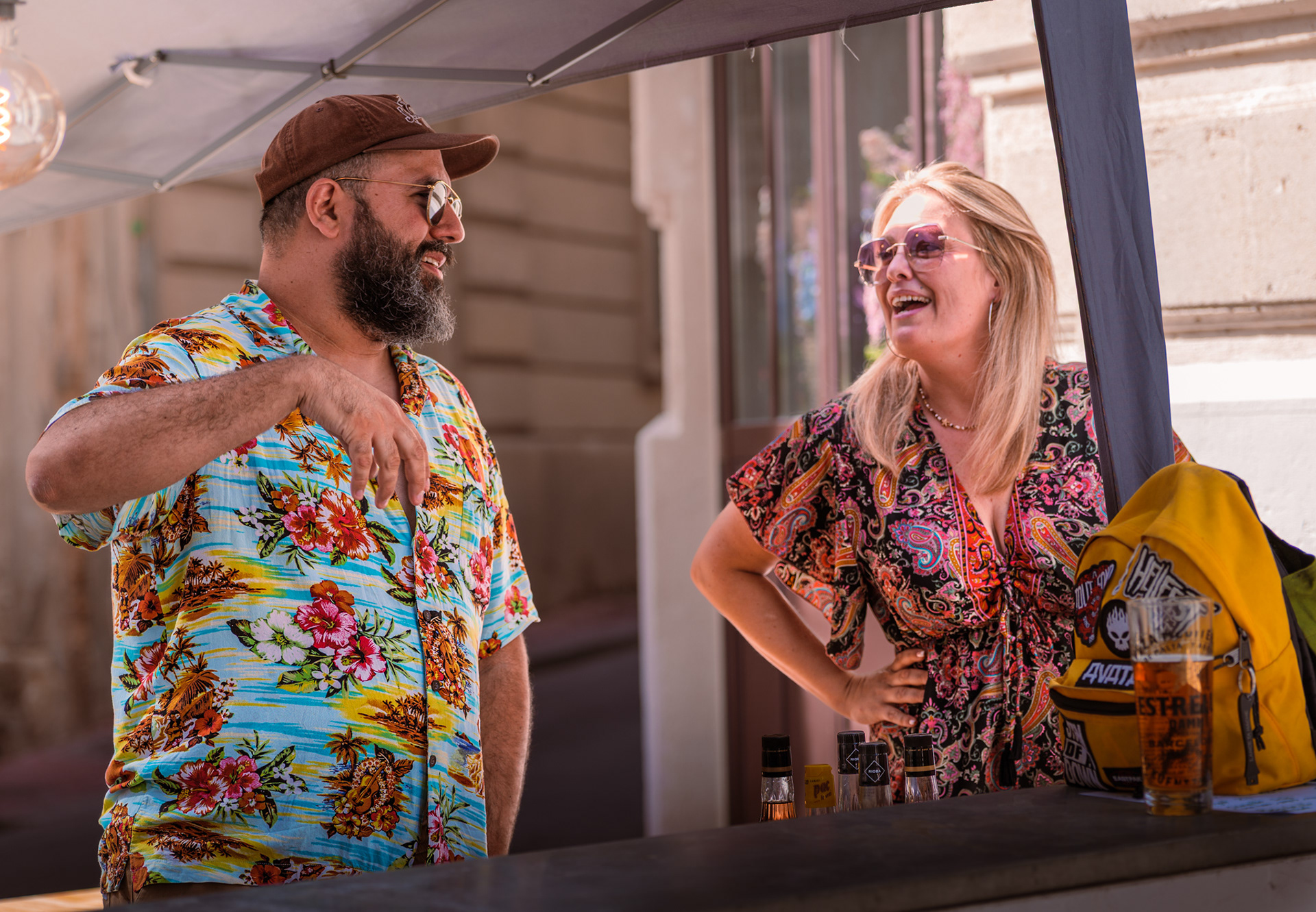 Ambiance conviviale en terrasse devant le bar La Chistera à Montpellier