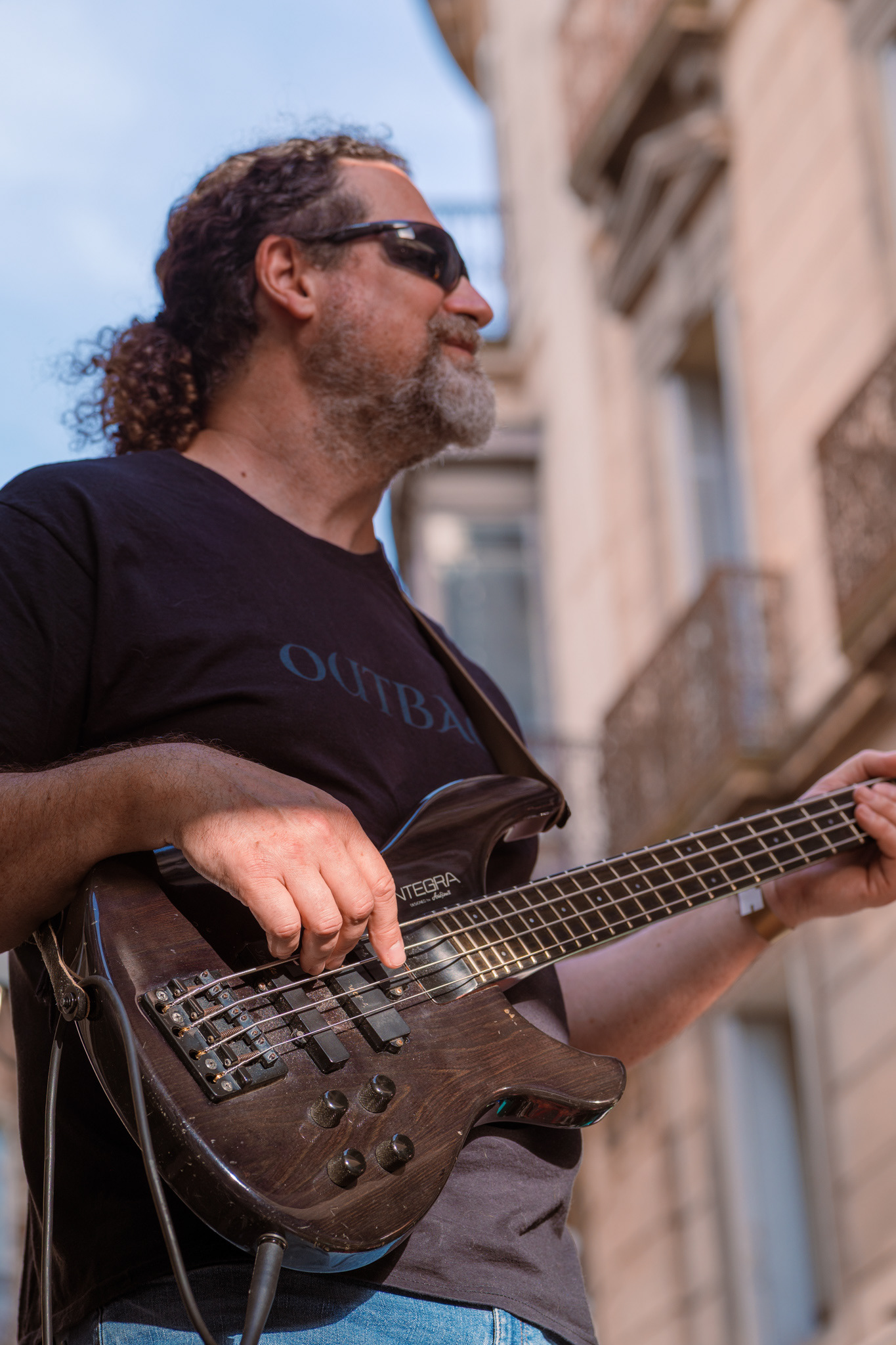 Jeu de basse électrique lors du concert live du groupe Outback à Montpellier