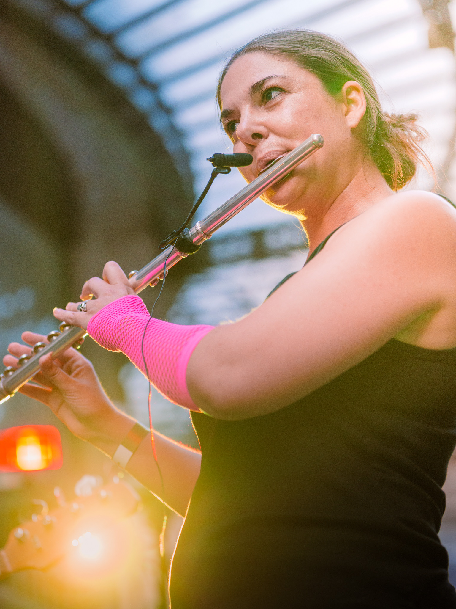 Plan rapproché sur la flûtiste du groupe Termomix Chaton lors du concert live