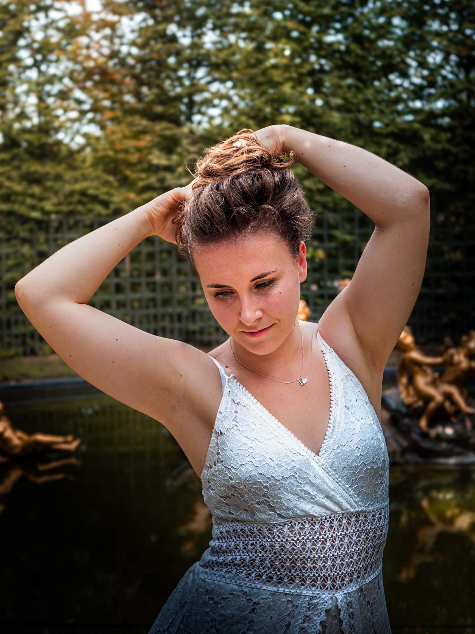 Portrait en robe blanche cœur des jardins de Versailles